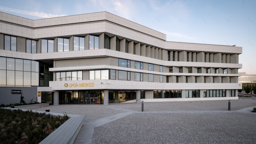 嵌于地形的活力中心——土耳其 Cankaya 大学体育中心-12