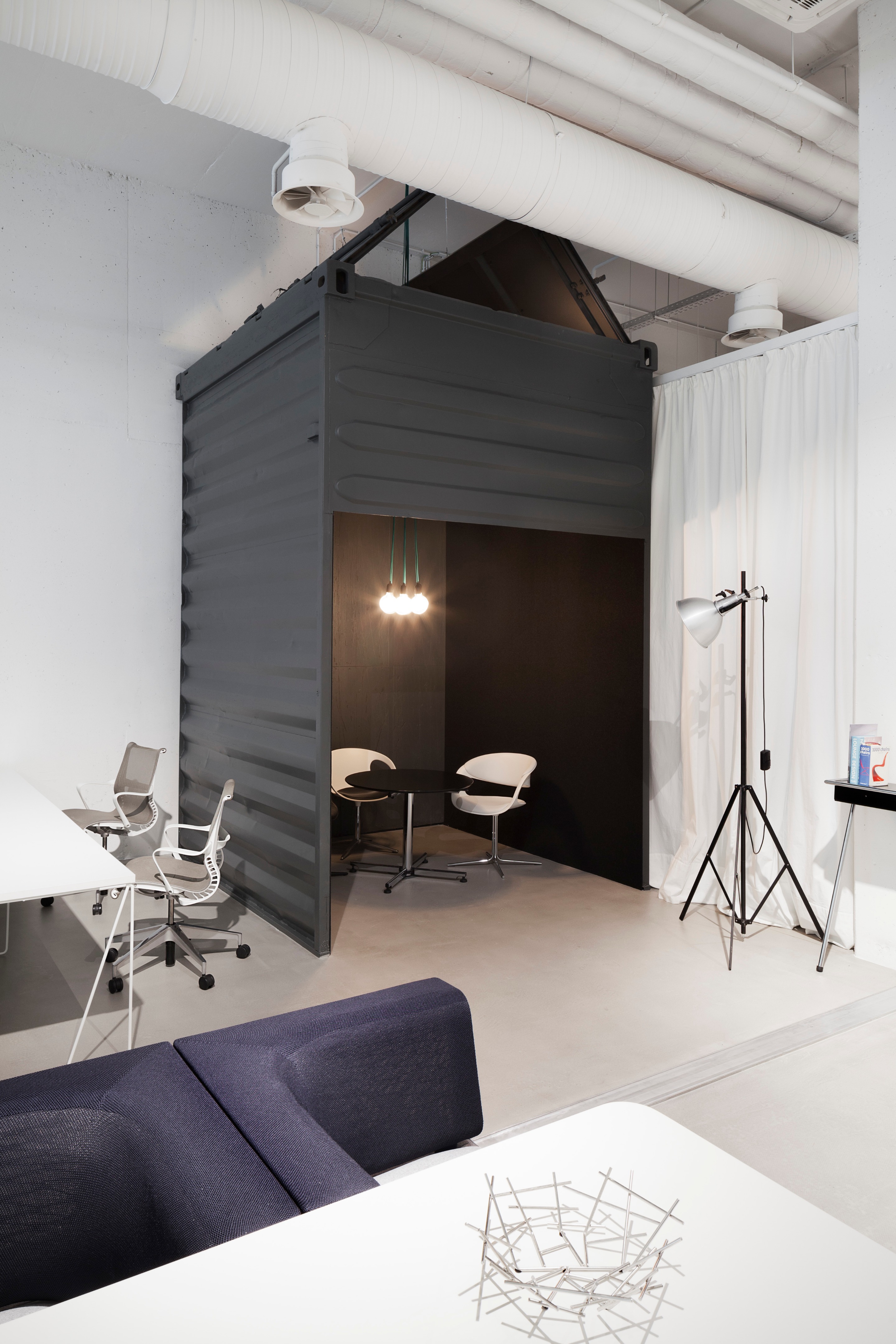 废旧集装箱打造时尚办公空间-5