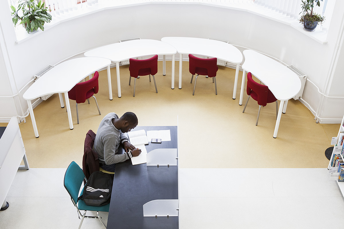 彩色科技油气场 · 州立石油天然气大学图书馆-8