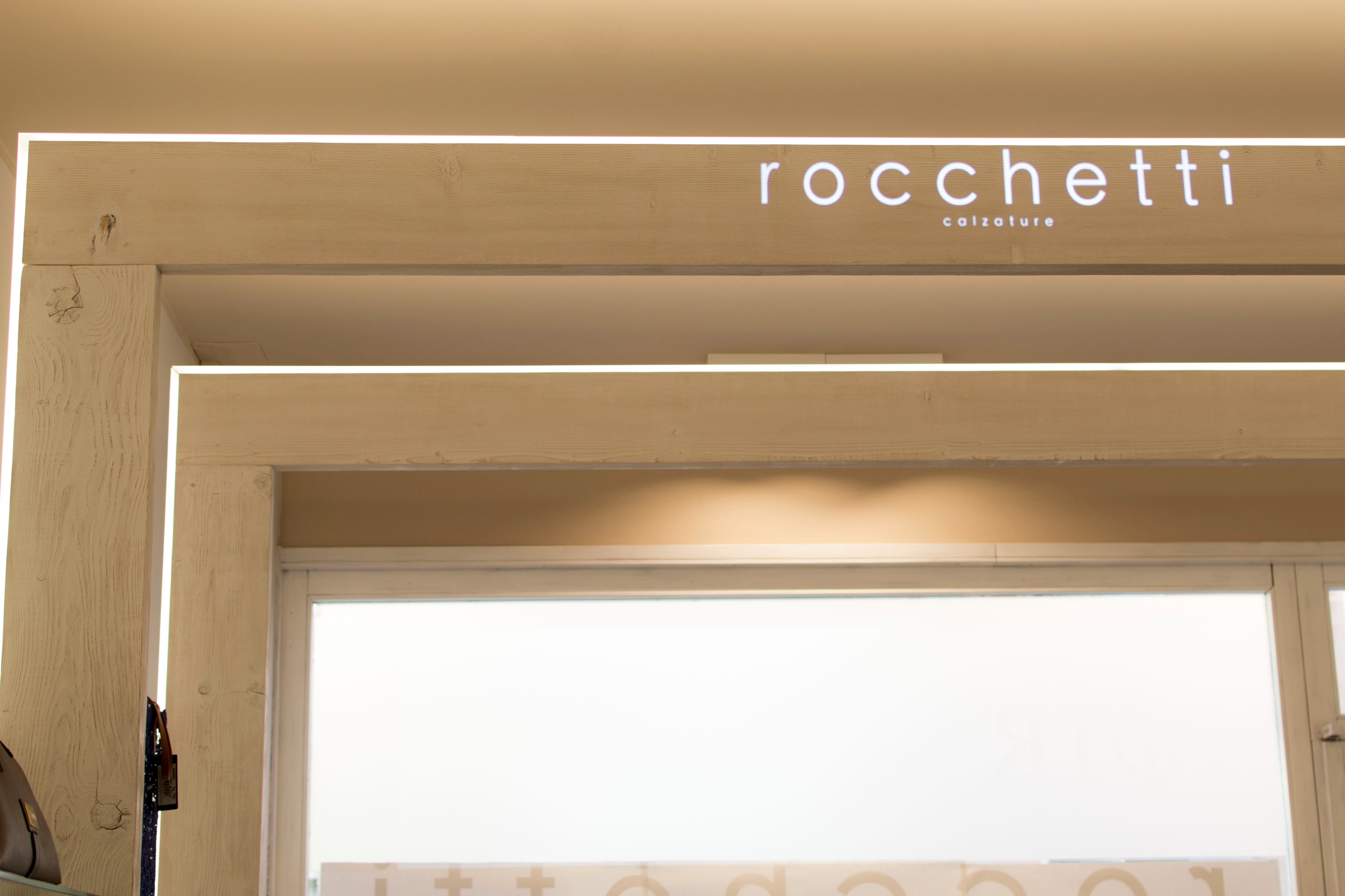 海滩边的"皮革"变身，打造全年展示优雅的鞋子店-25