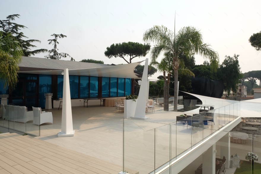 融合自然与建筑的蓝马林俱乐部餐厅设计-13