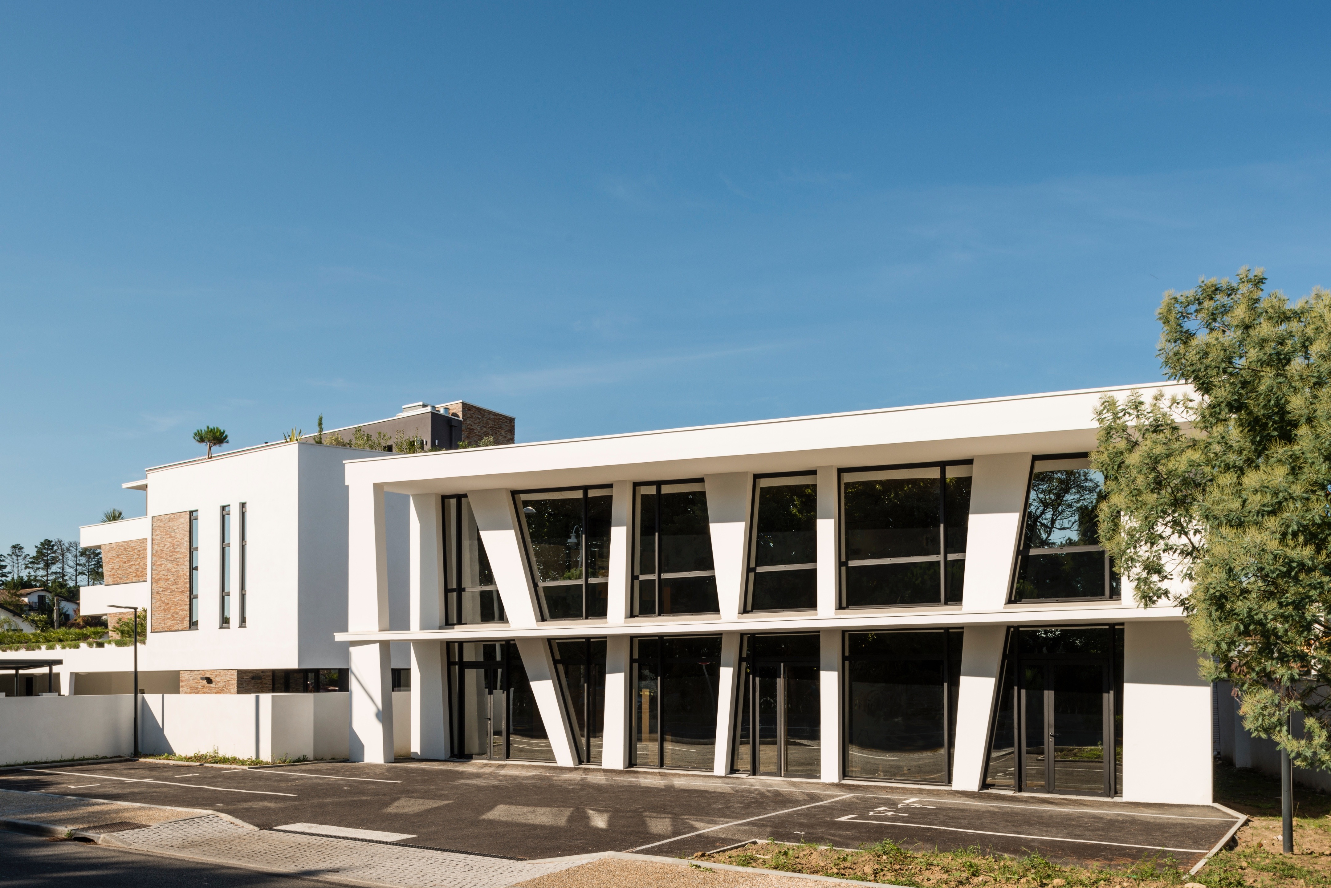 法国安吉特海滨公寓与办公建筑-14