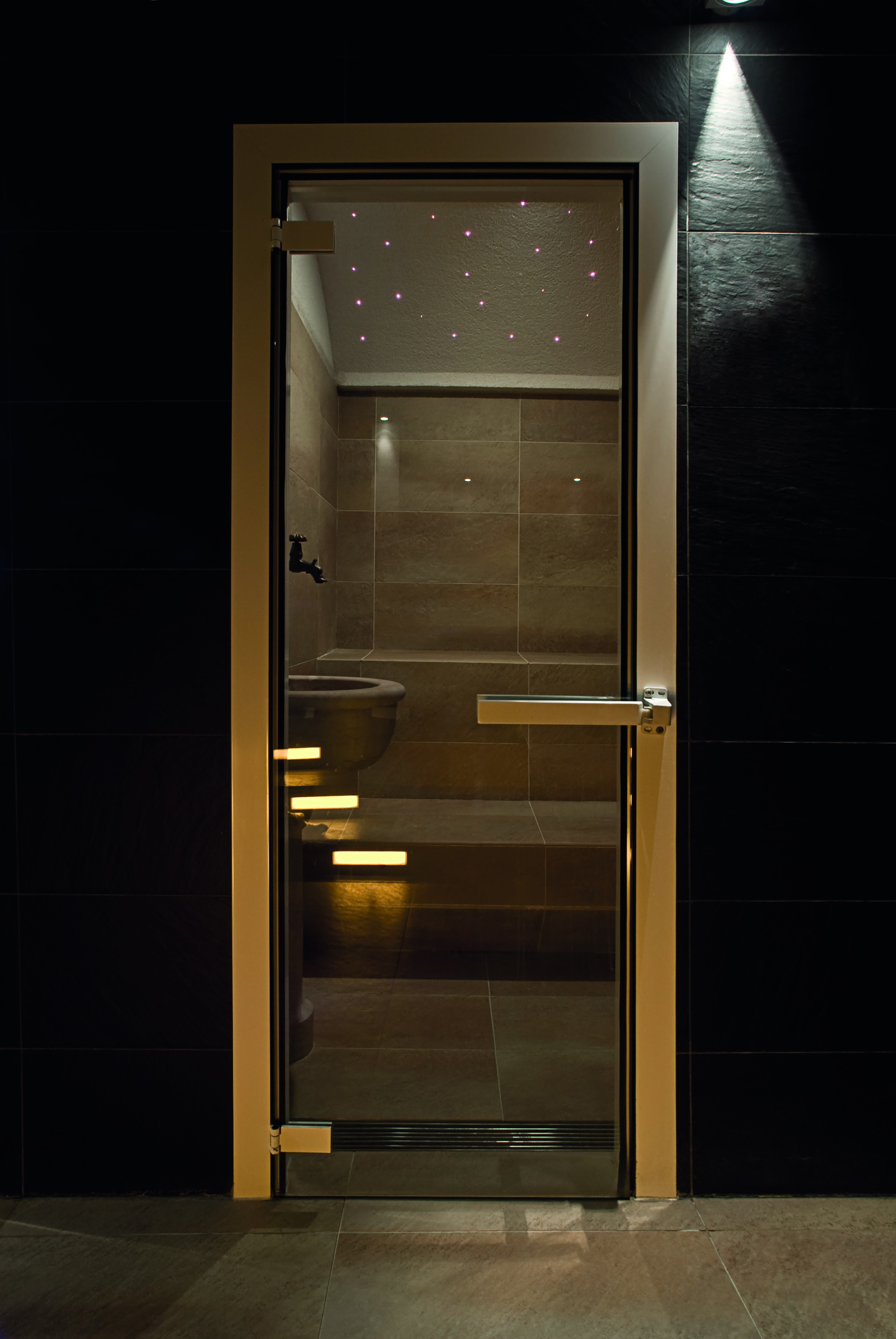 意式运动中心变身水疗 SPA,黑石魅力营造温馨氛围-9