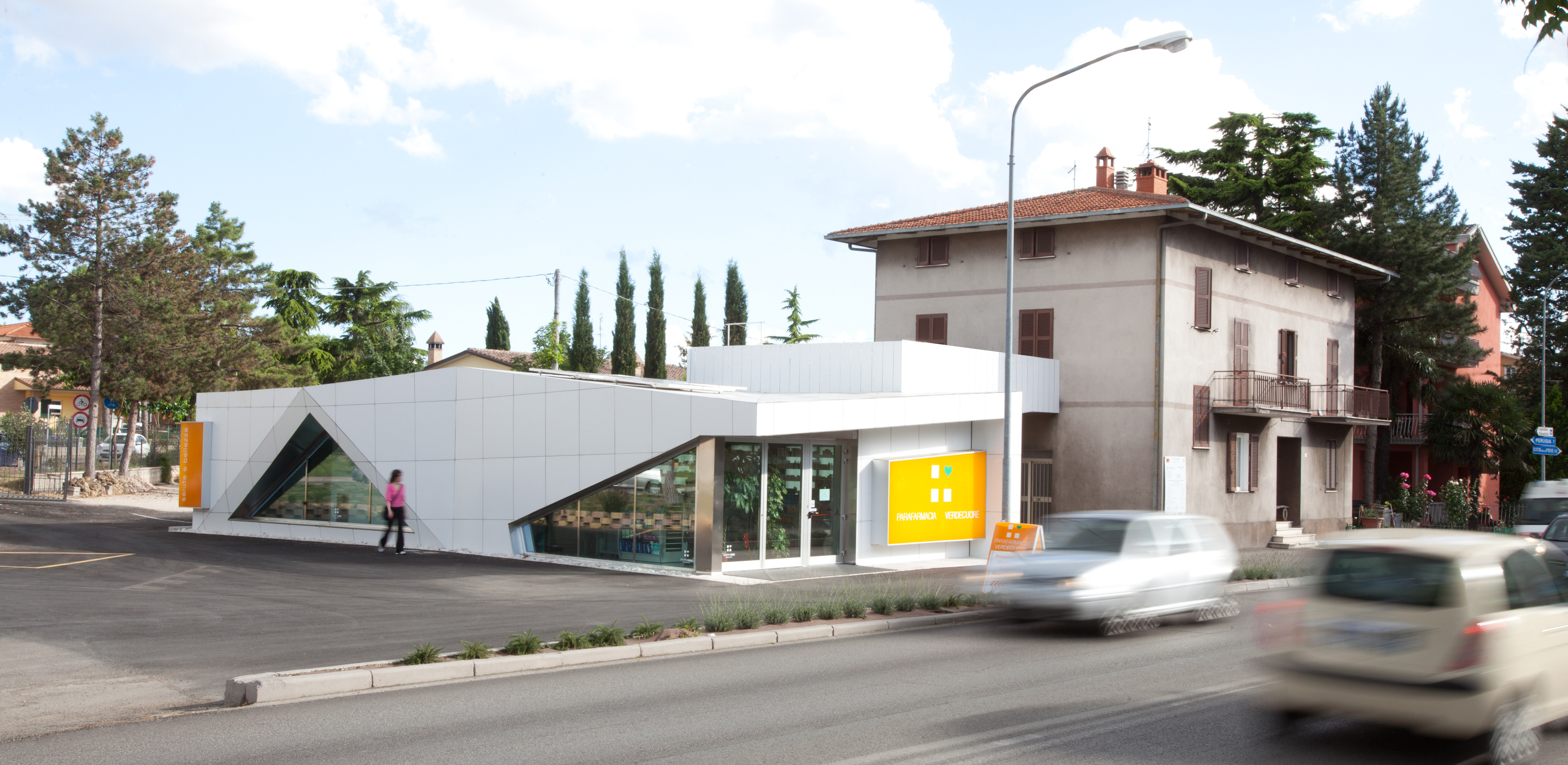 颠覆传统的药店设计 | Verdecuore Parafarmacia-0