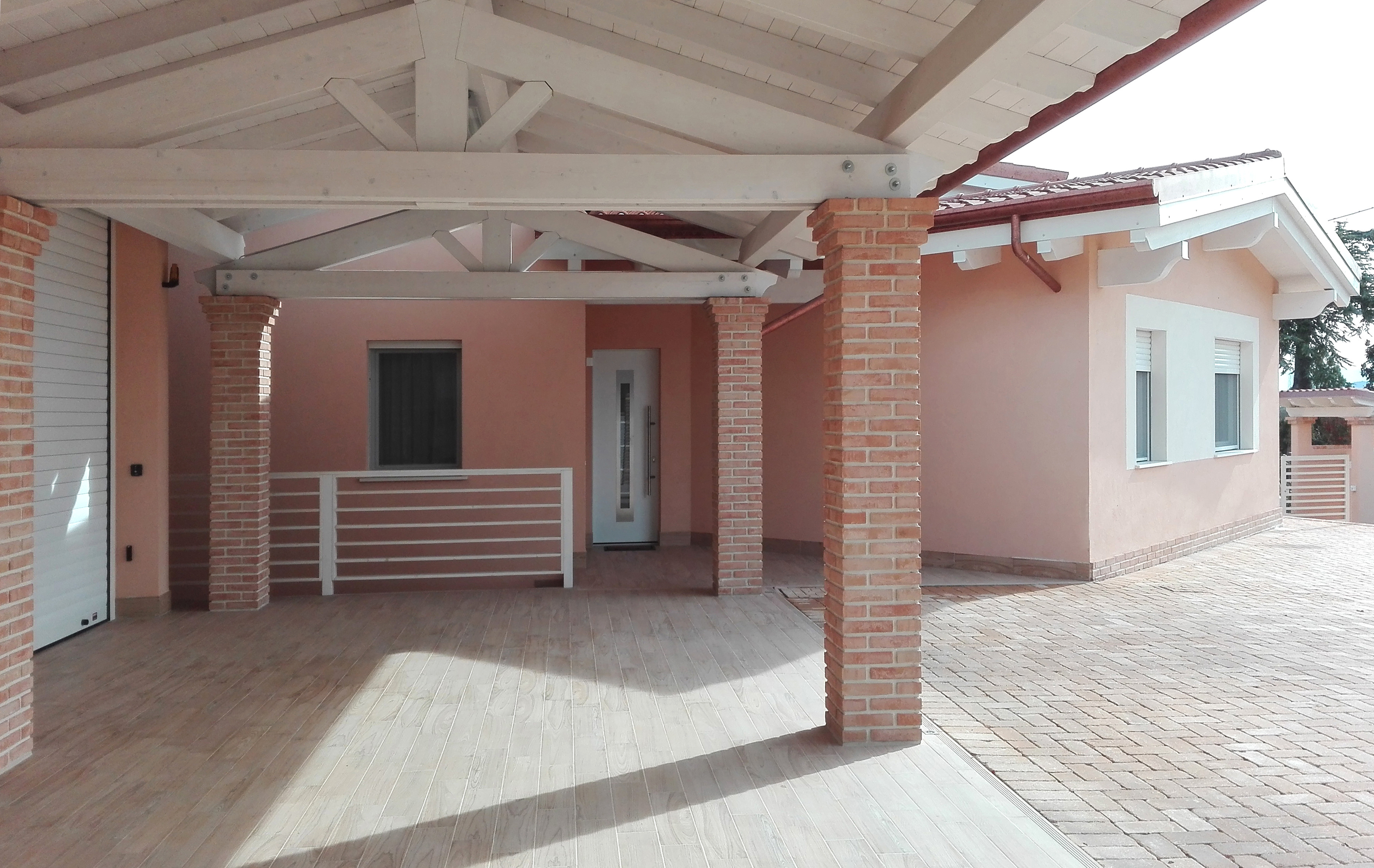 绿色山丘中的家庭住宅 T-8