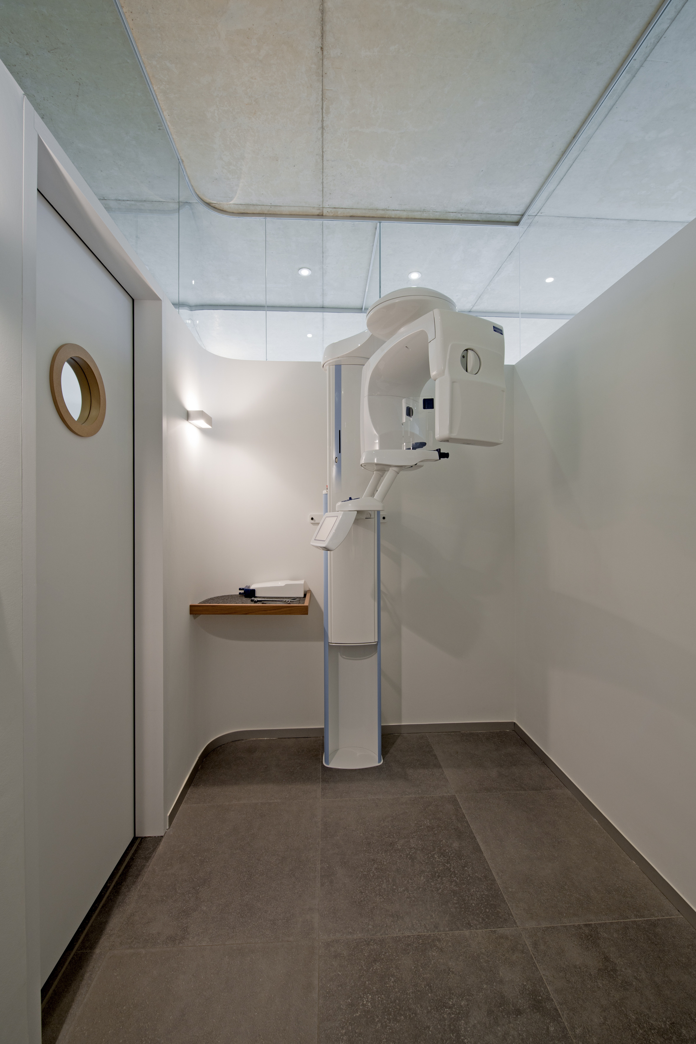 雕塑花园里的牙科诊所-8