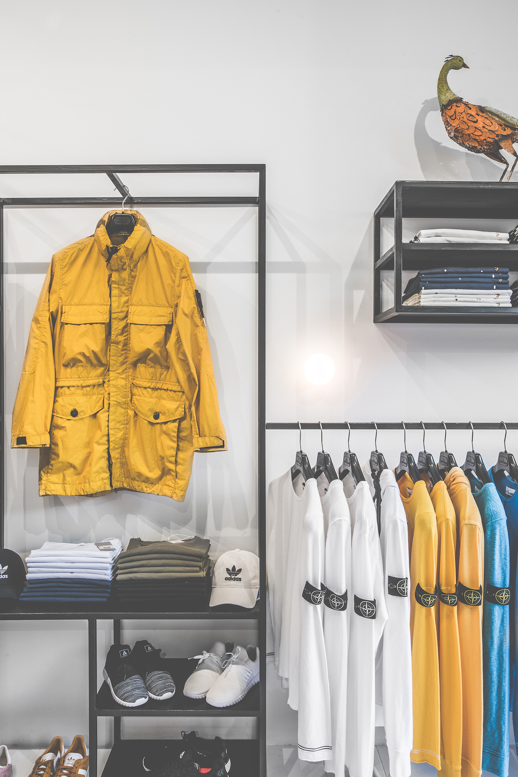 黑白线条勾勒出的独特购物体验-5