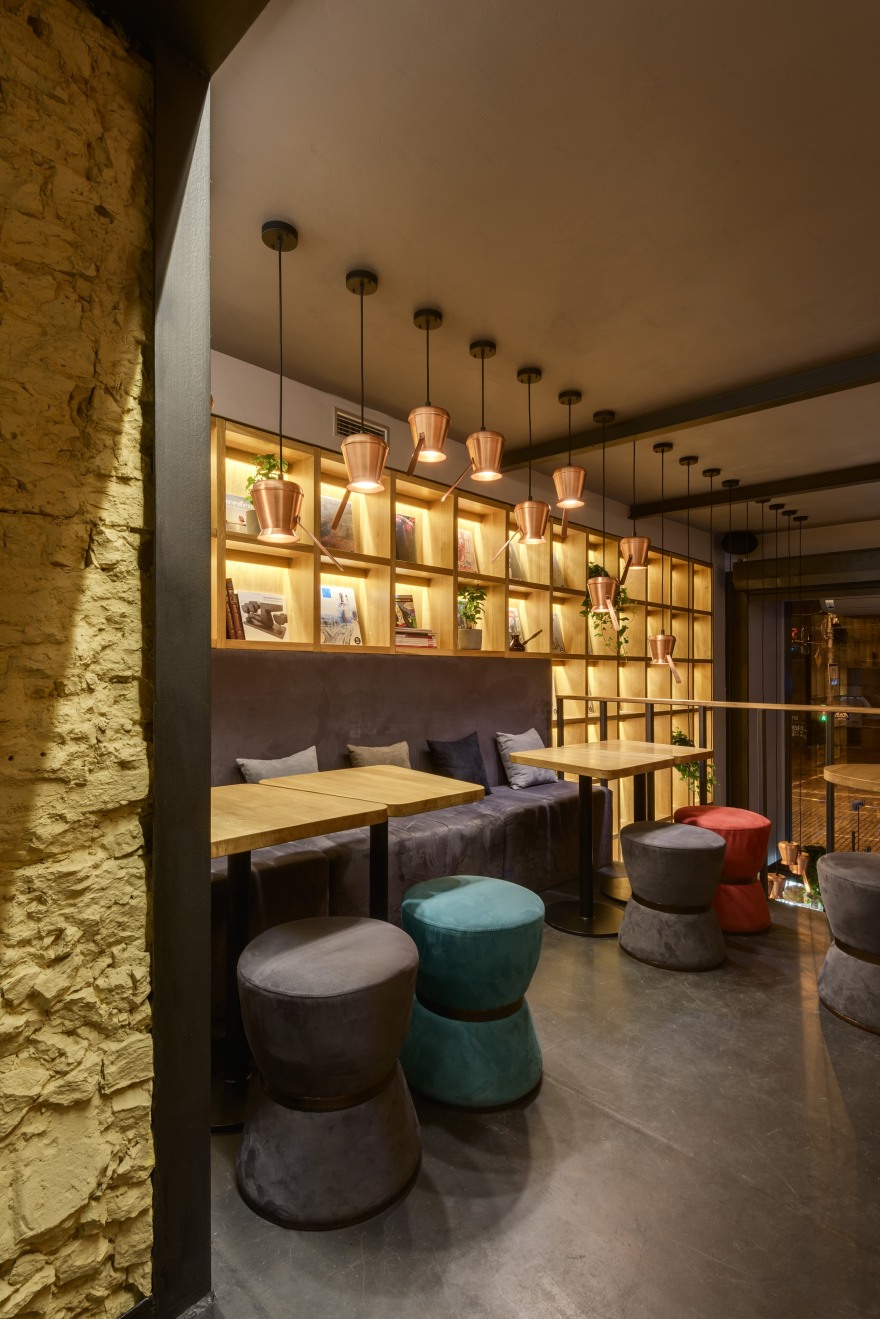 乌克兰 TAKAVA 咖啡馆 | 温馨木质、铜元素与复古氛围的巧妙结合-41