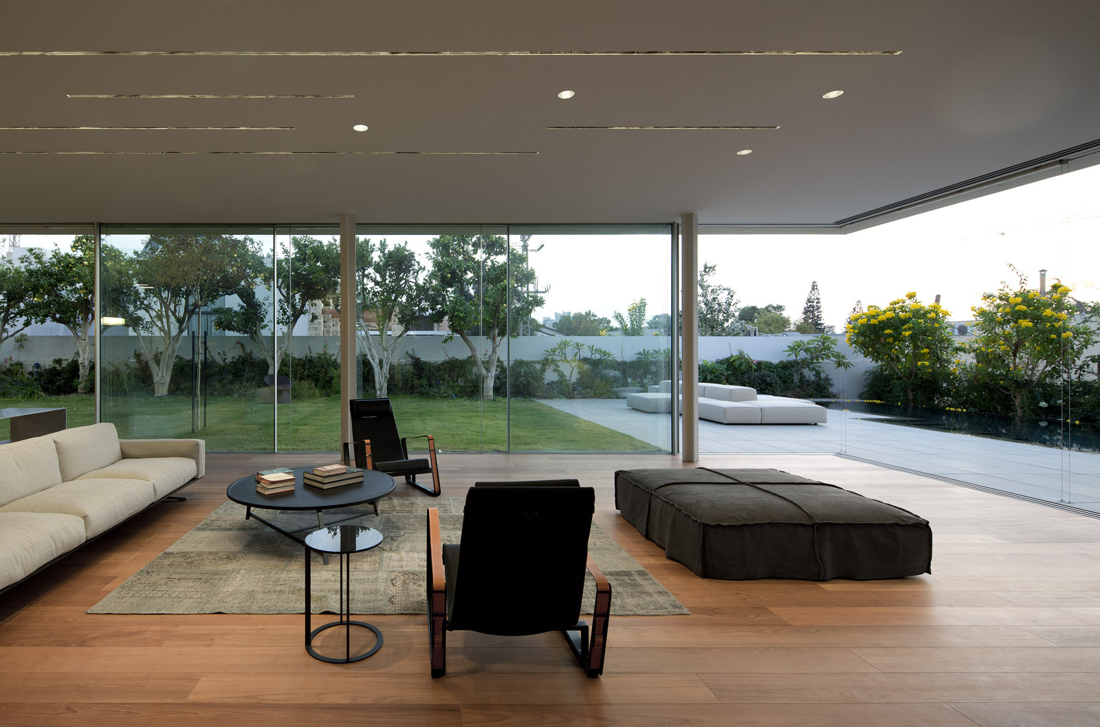 线性之家 | 利用石墙与木“Mashrabiya”打造四维空间-11