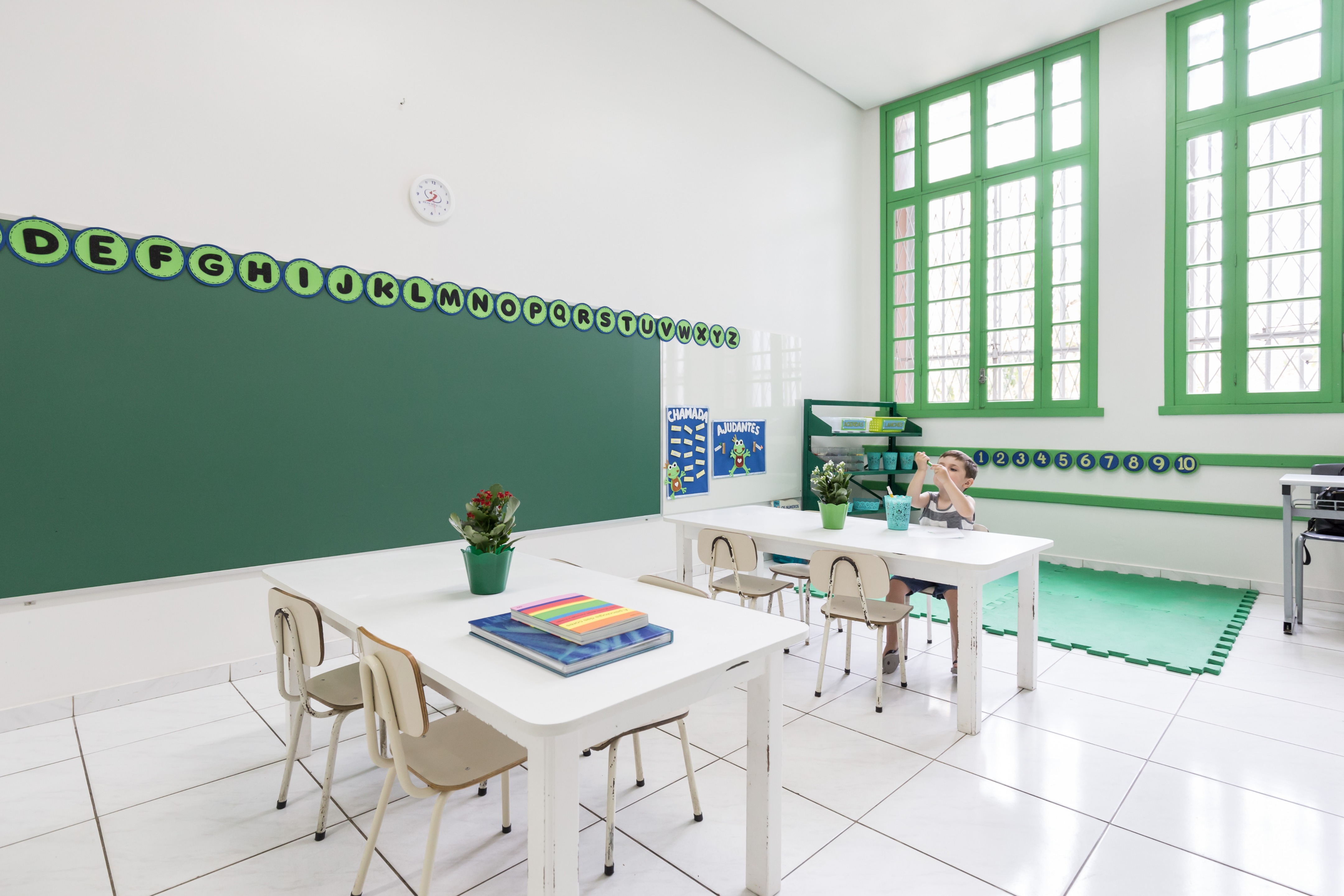 巴西幼儿园色彩斑斓的空间设计-22