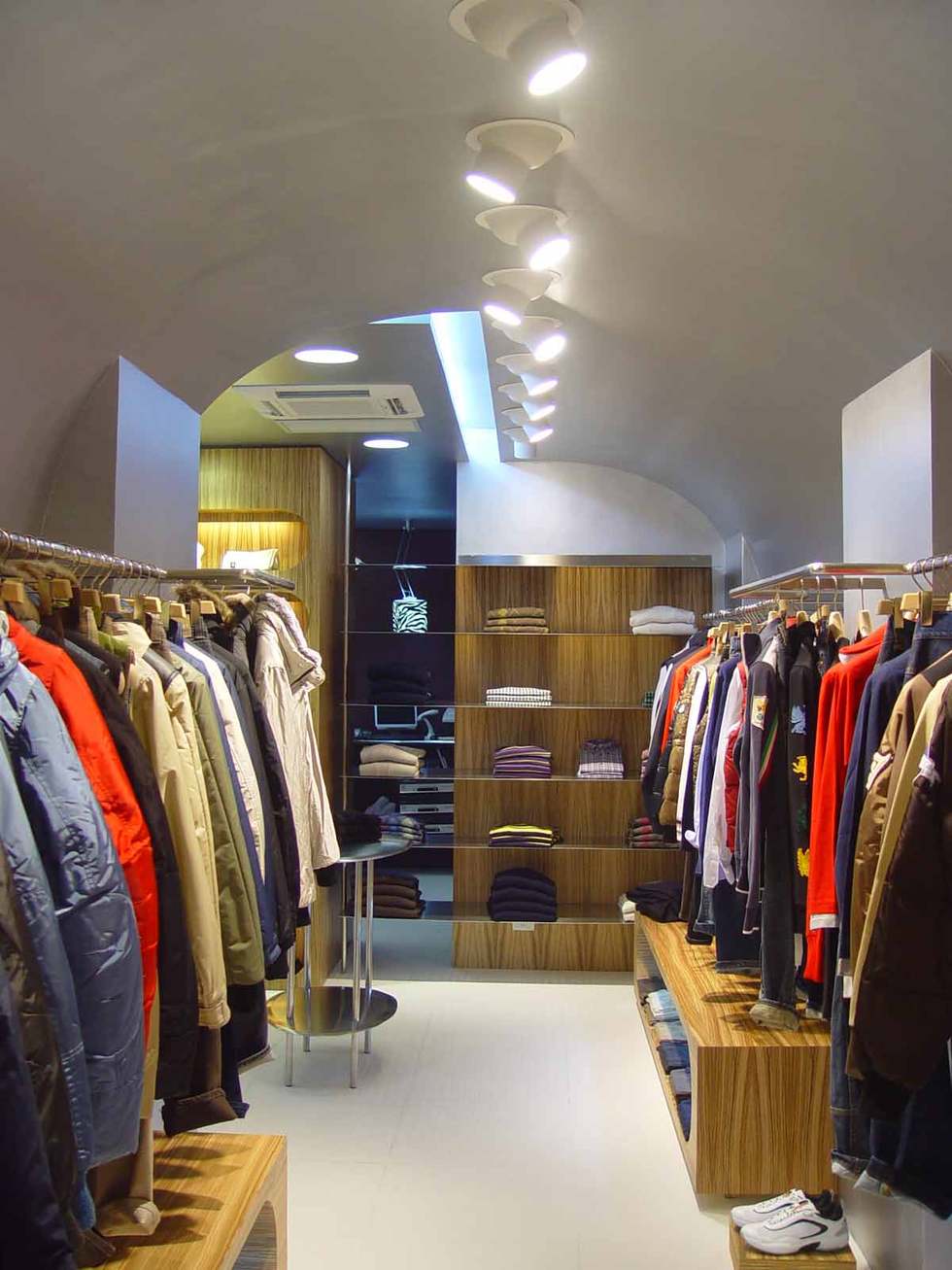 2006 年完成的 Miceli 运动服饰商店室内设计-53