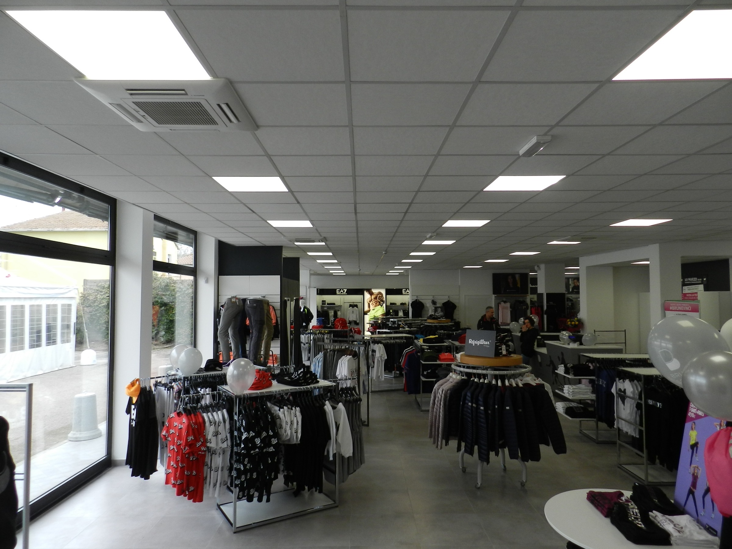 运动服饰专卖店设计-5