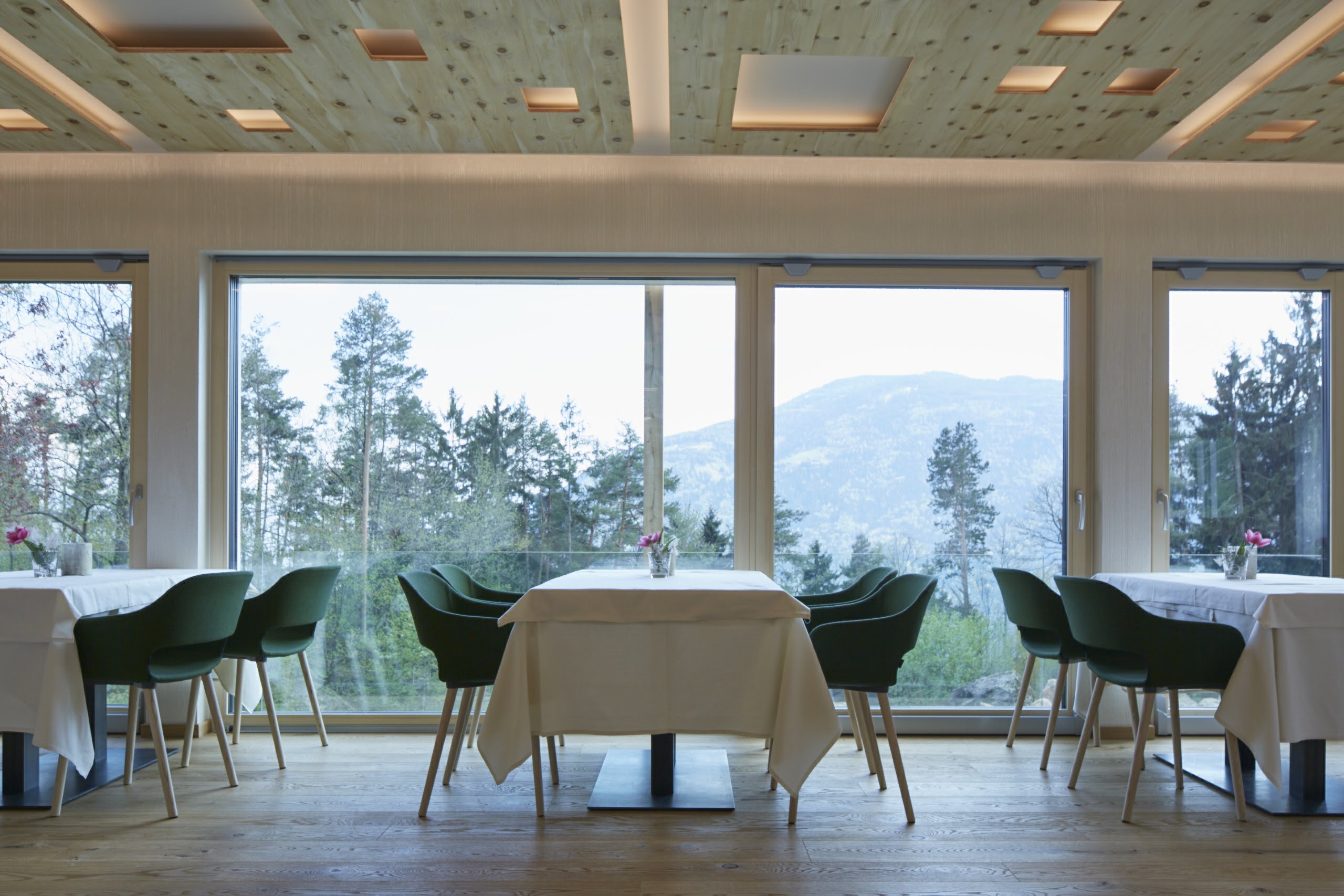 高山上的豪华餐厅-20