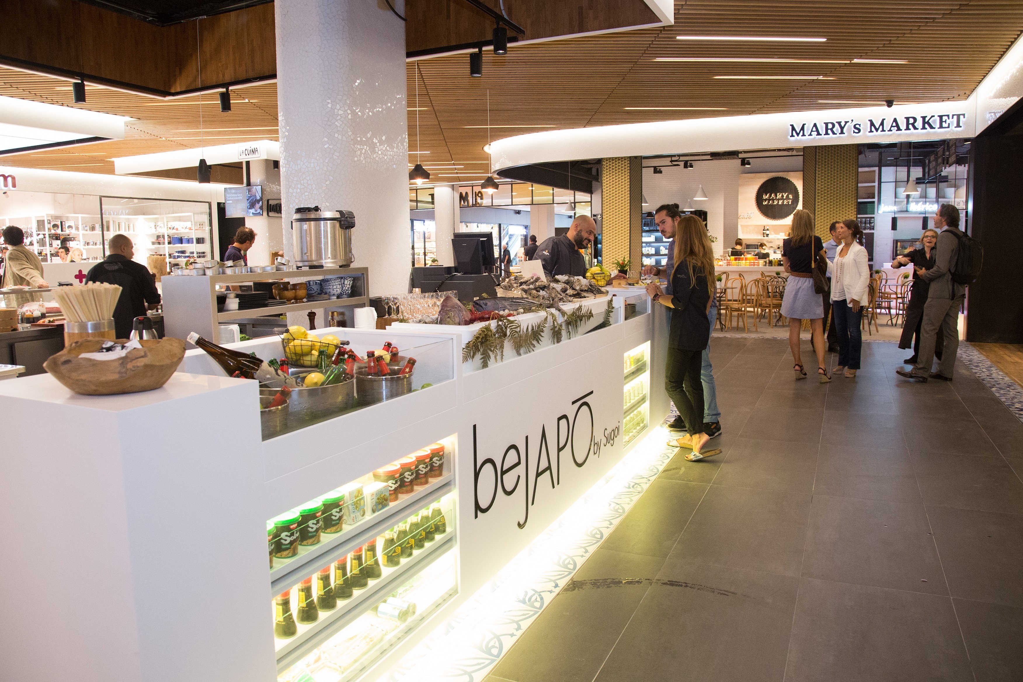 巴塞罗那"El Mercat"美食广场 | 红橡木温暖现代空间-5