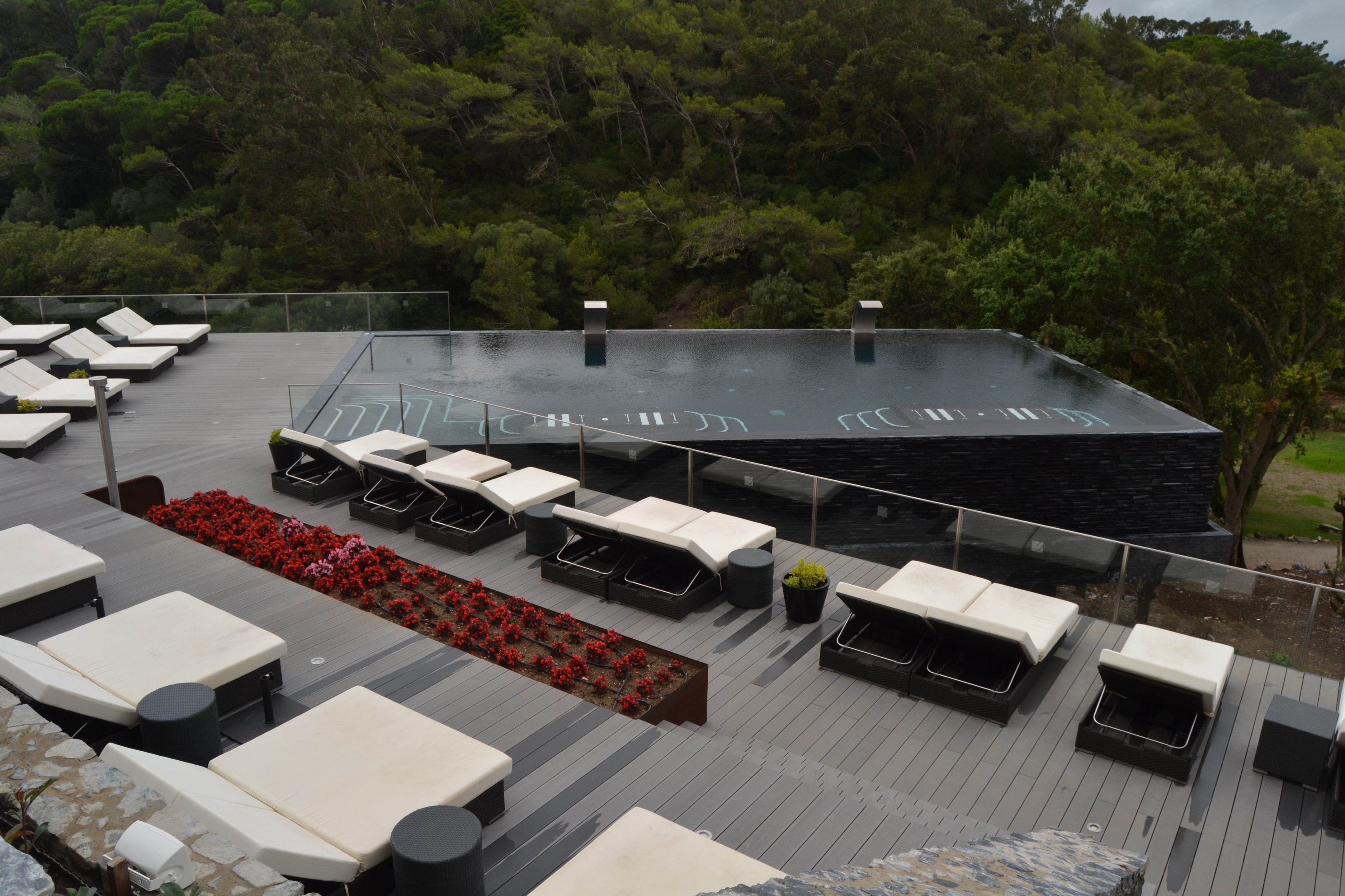 惊艳的 9 米高悬浮泳池设计-14