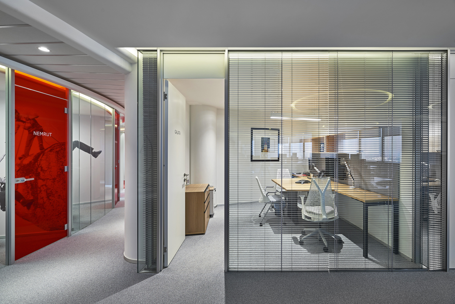 环形办公室的有机流动与自然光应用-32