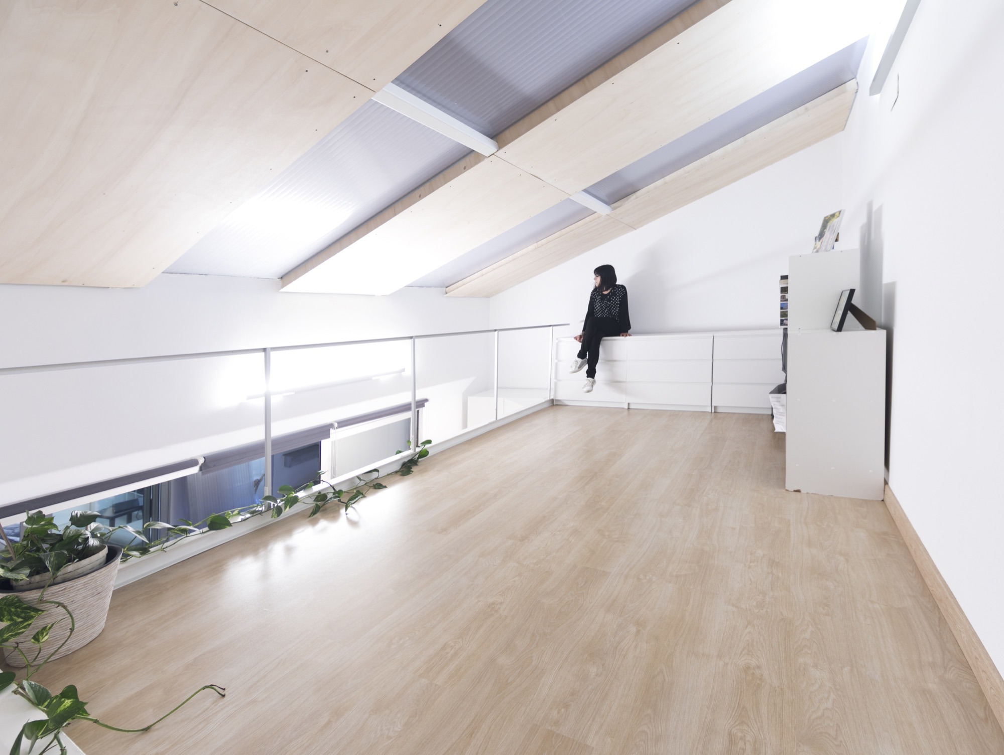 创新材料诠释 Ruzafa 社区精神的室内设计-9