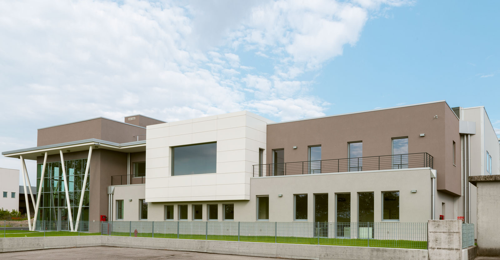 2019 年完工的工业建筑办公楼设计-1