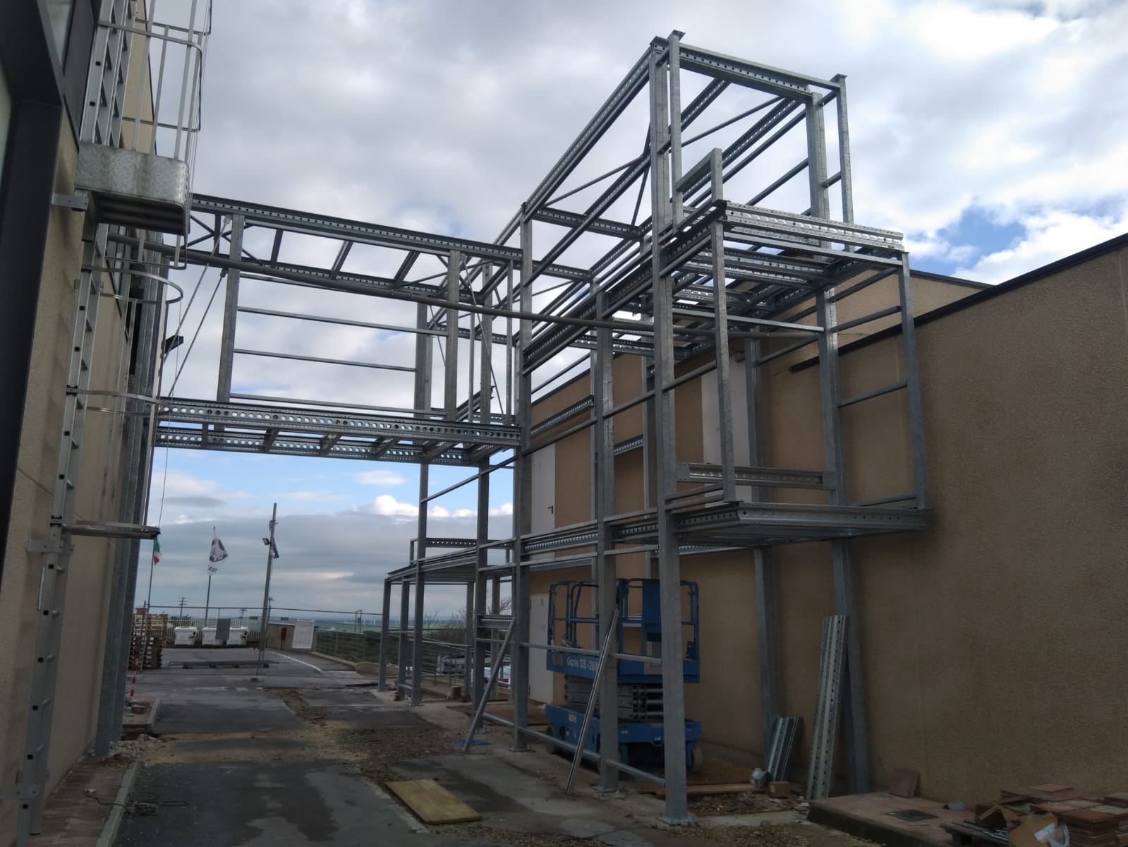 集装箱办公空间，独特设计展现灵活与坚韧-2