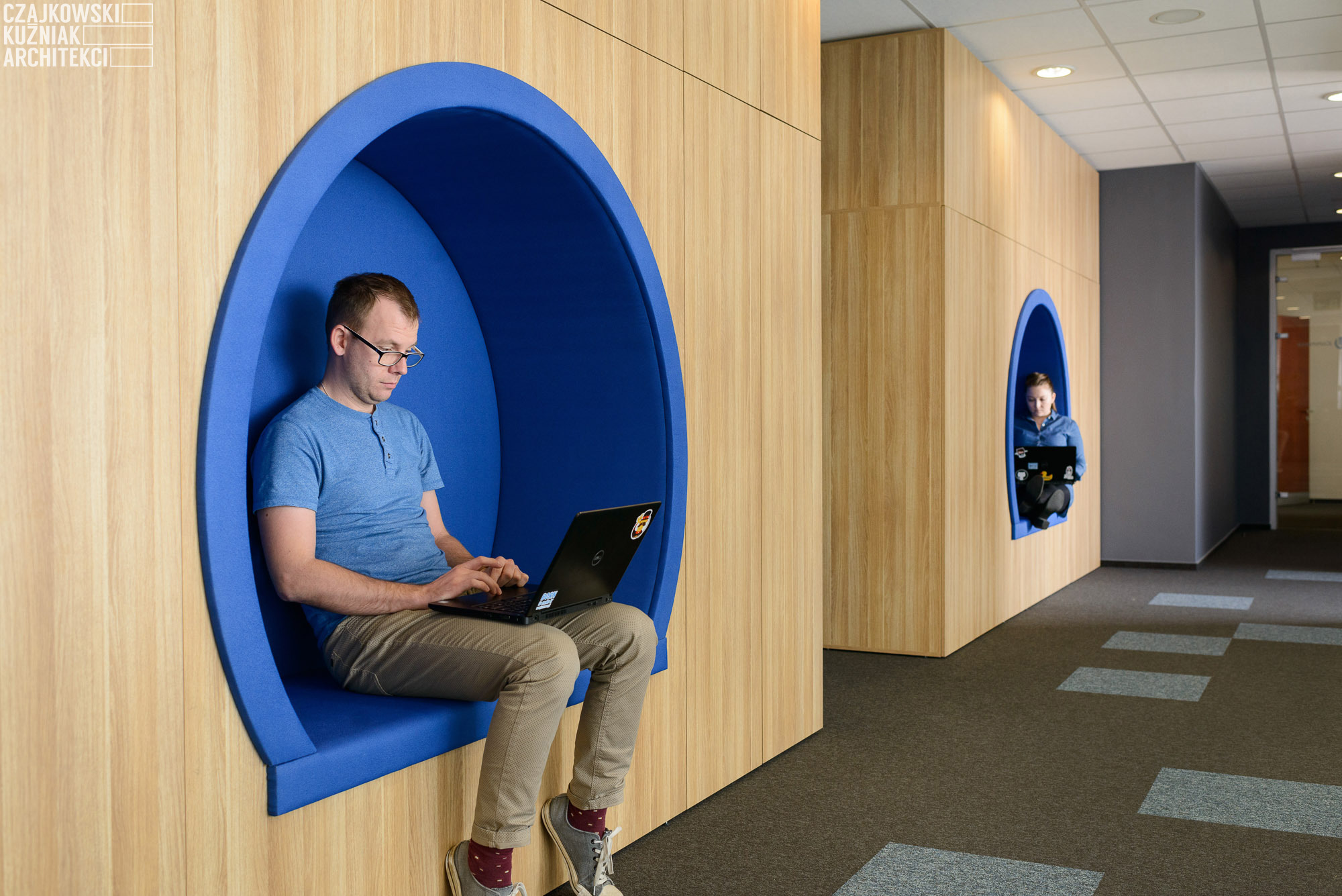 打造"JCommerce 2"公司卡托维兹办公室的室内设计-11