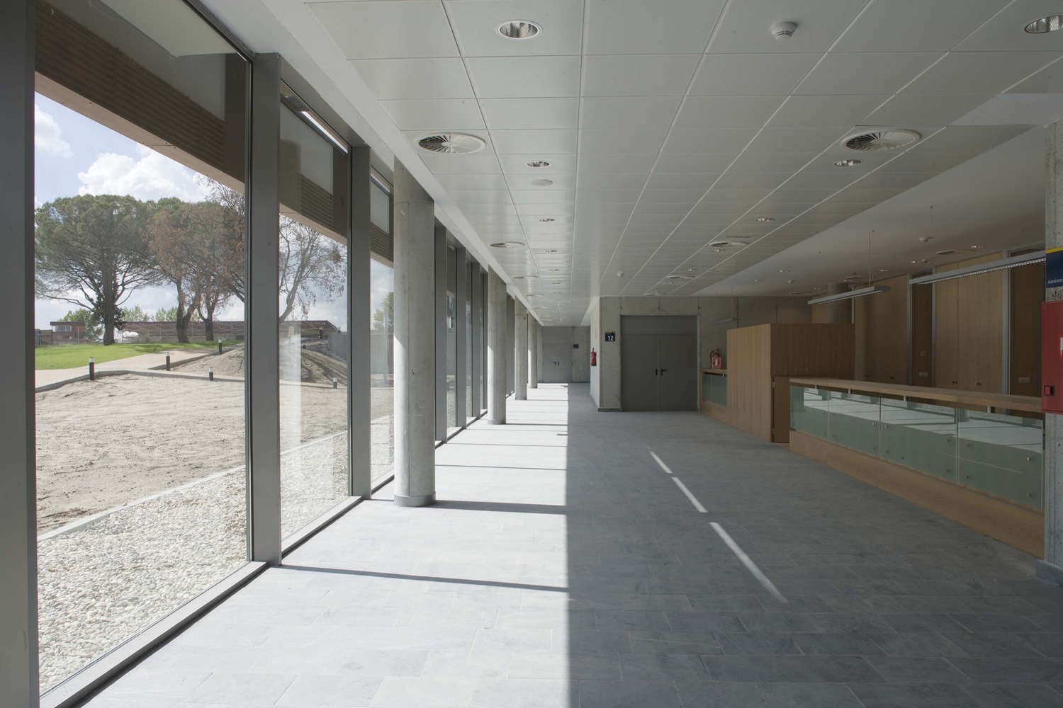 创新翻新体育设施,融入自然美景-61