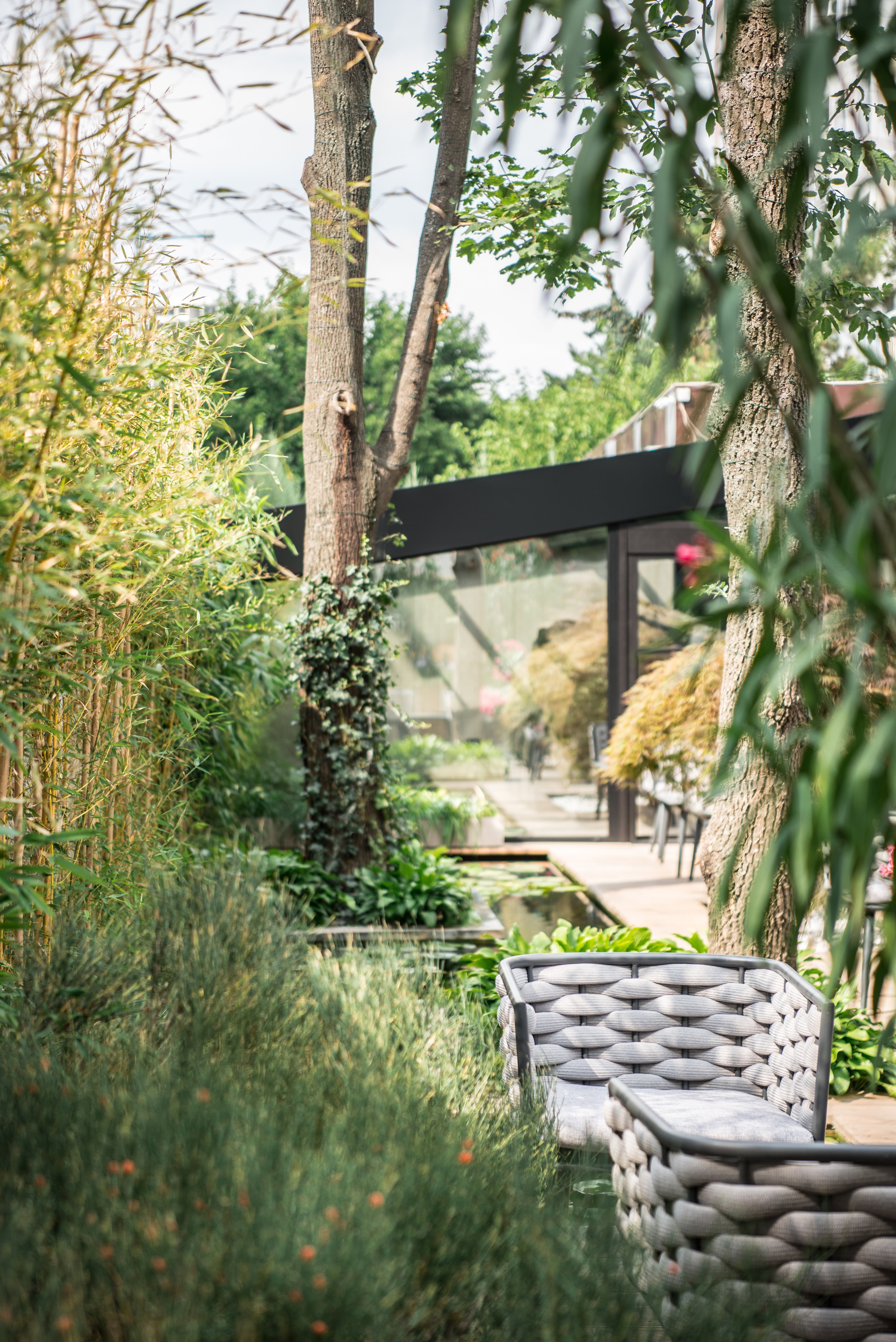 乌克兰 Azuma 餐厅露台 | 城市绿洲的餐饮空间-15