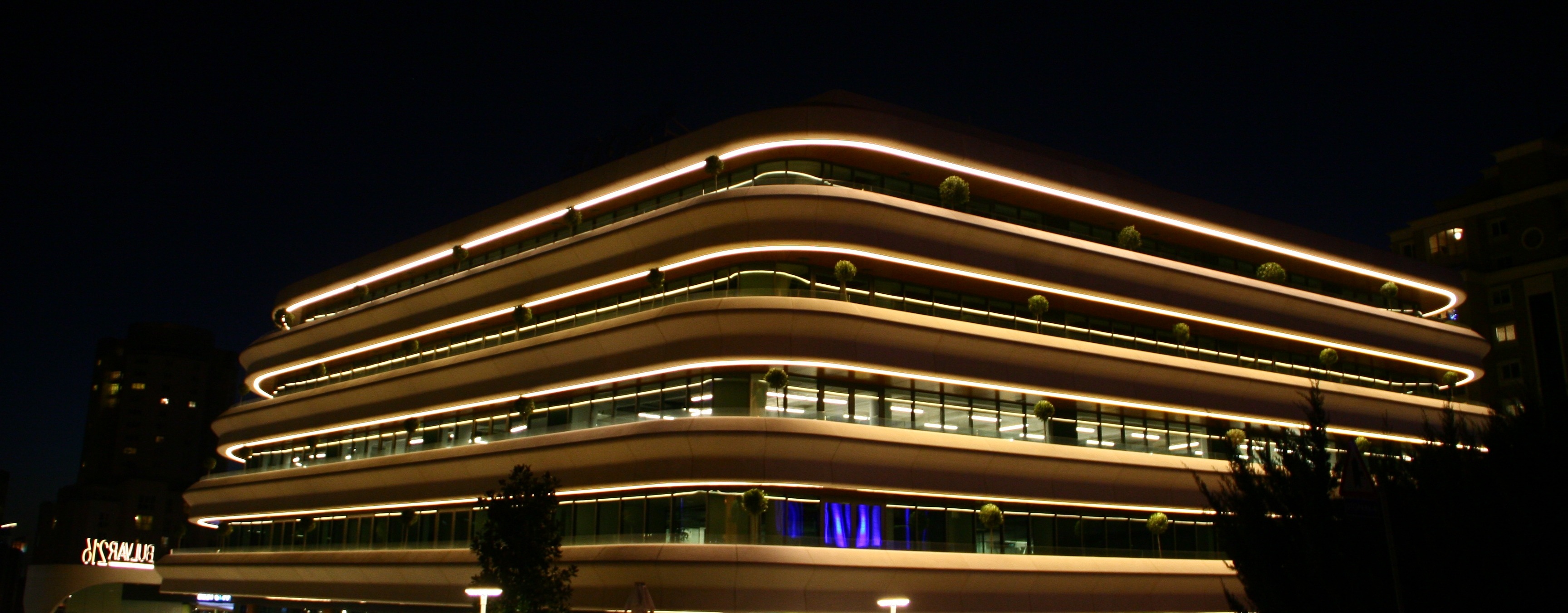 五层模块化办公室，和谐融入城市与宗教环境-7