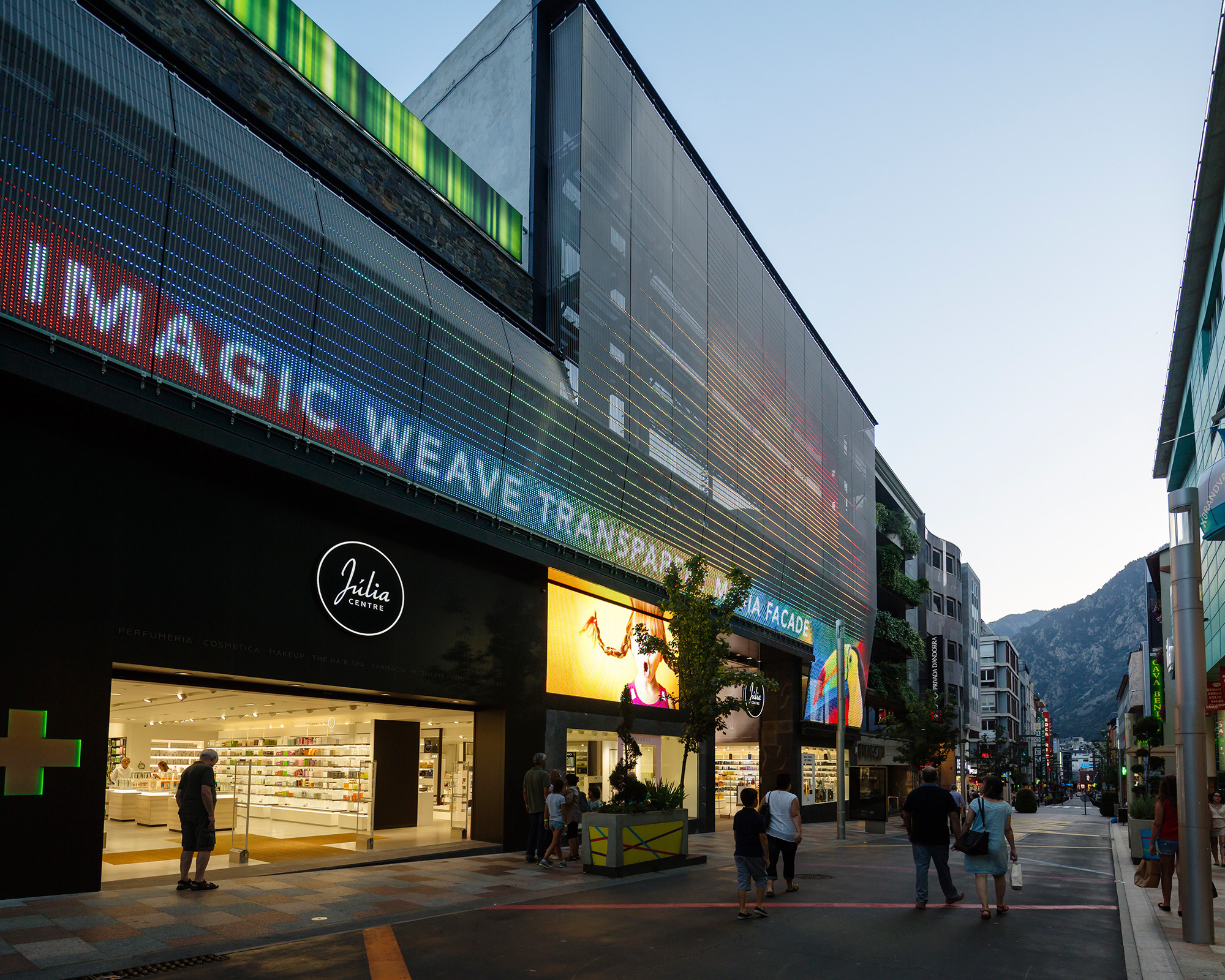 Julia Center | 现代透明媒体幕墙打造奢华香水形象-5