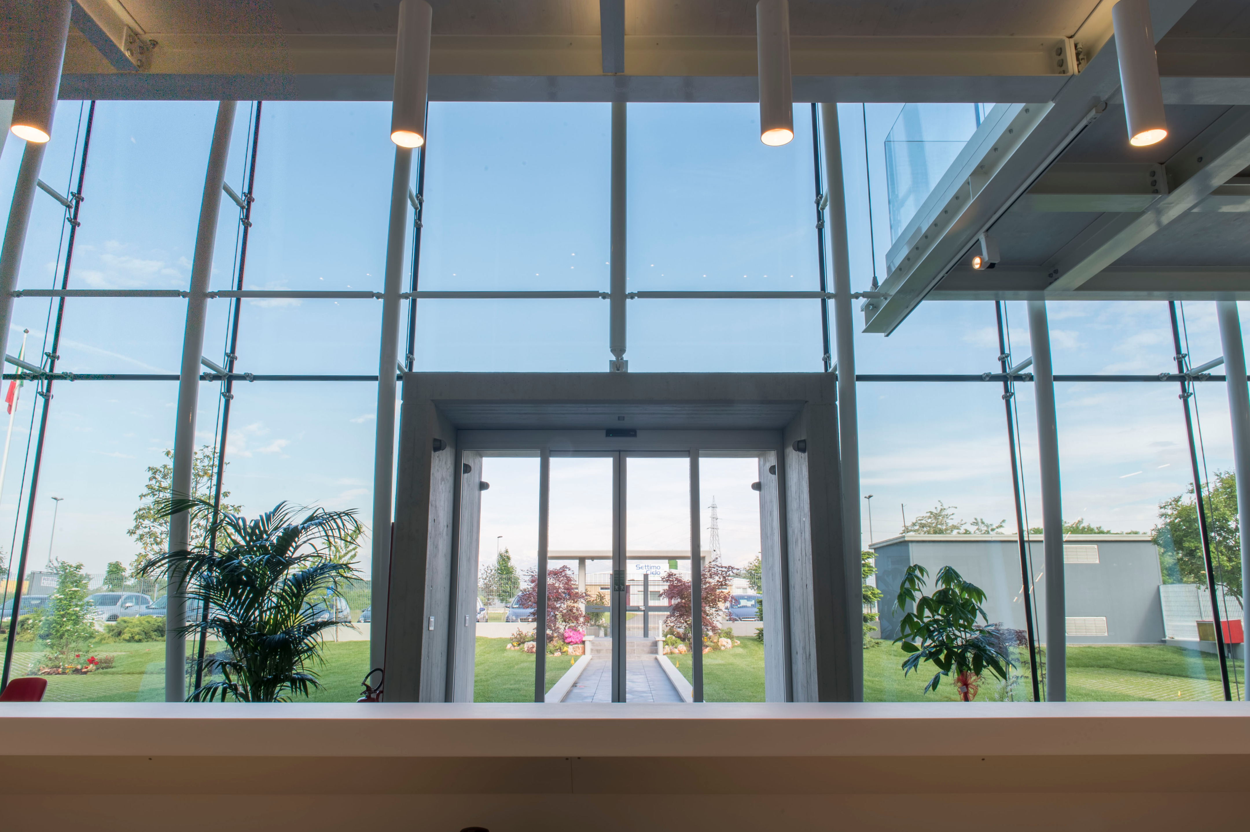 玻璃与钢铁的现代办公空间-9