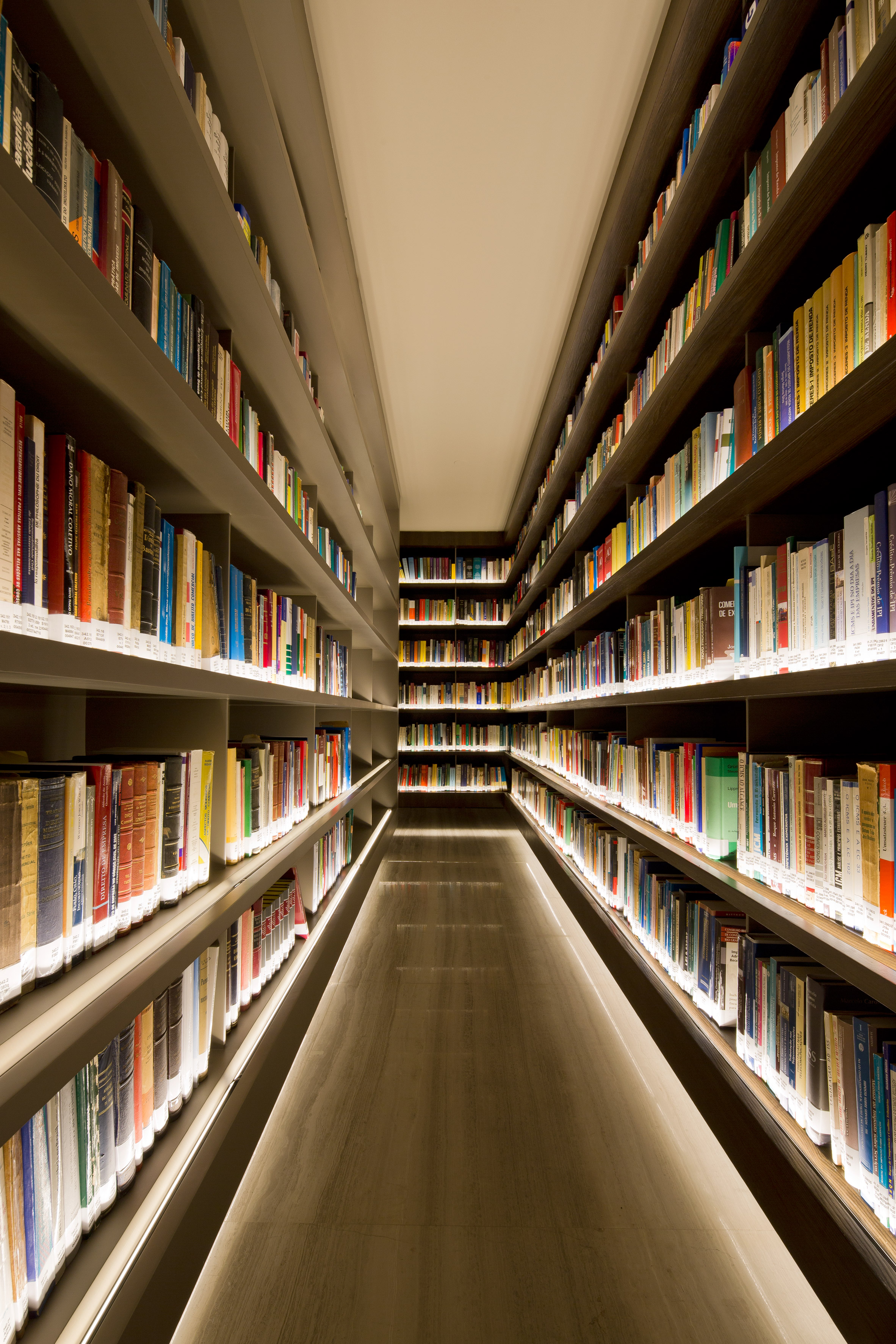 巴西圣保罗法律办公室翻新,阿瑟·卡萨斯用书籍点亮空间-13