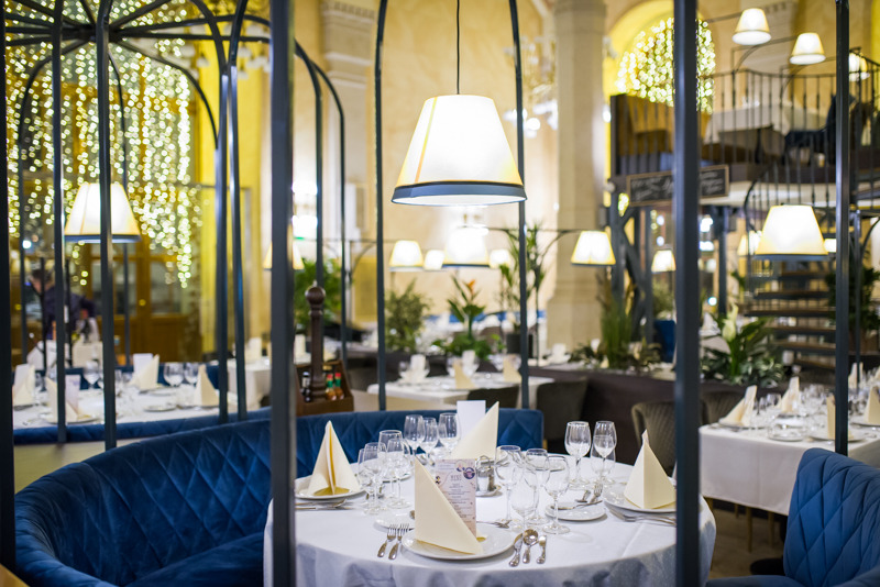 布达佩斯百年建筑中的现代餐厅-0