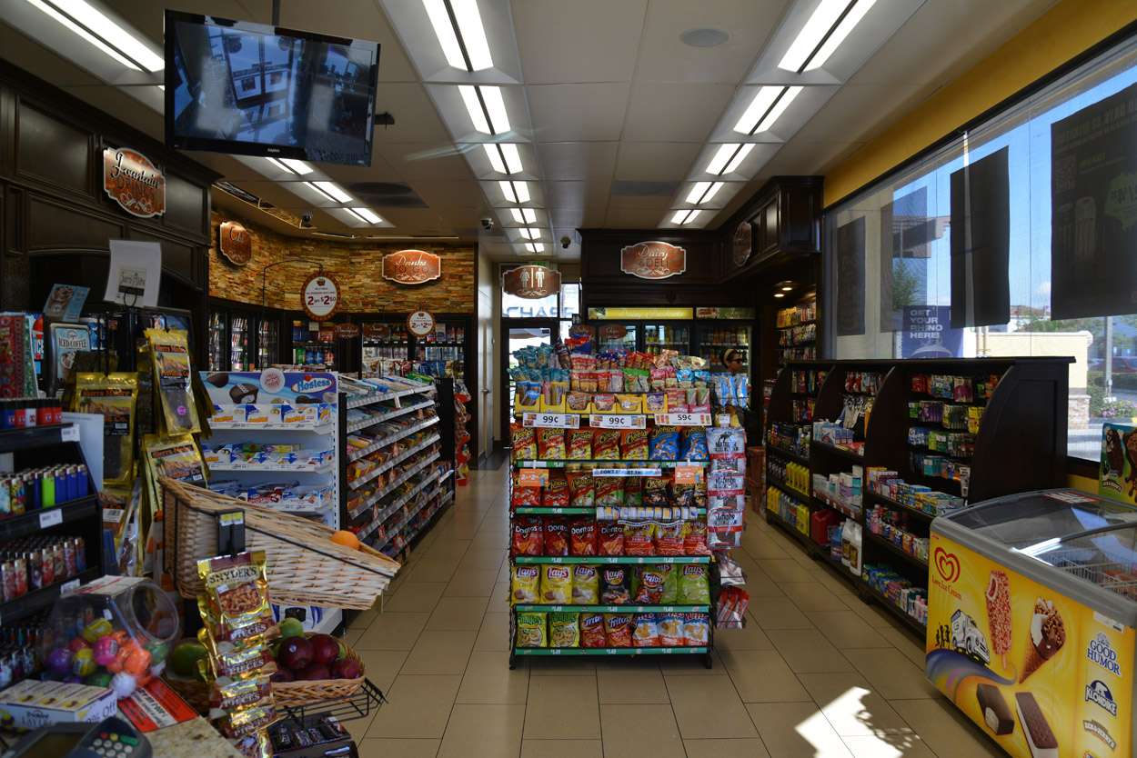 美国 Erika Winters 设计的 76 商业中心超市-4