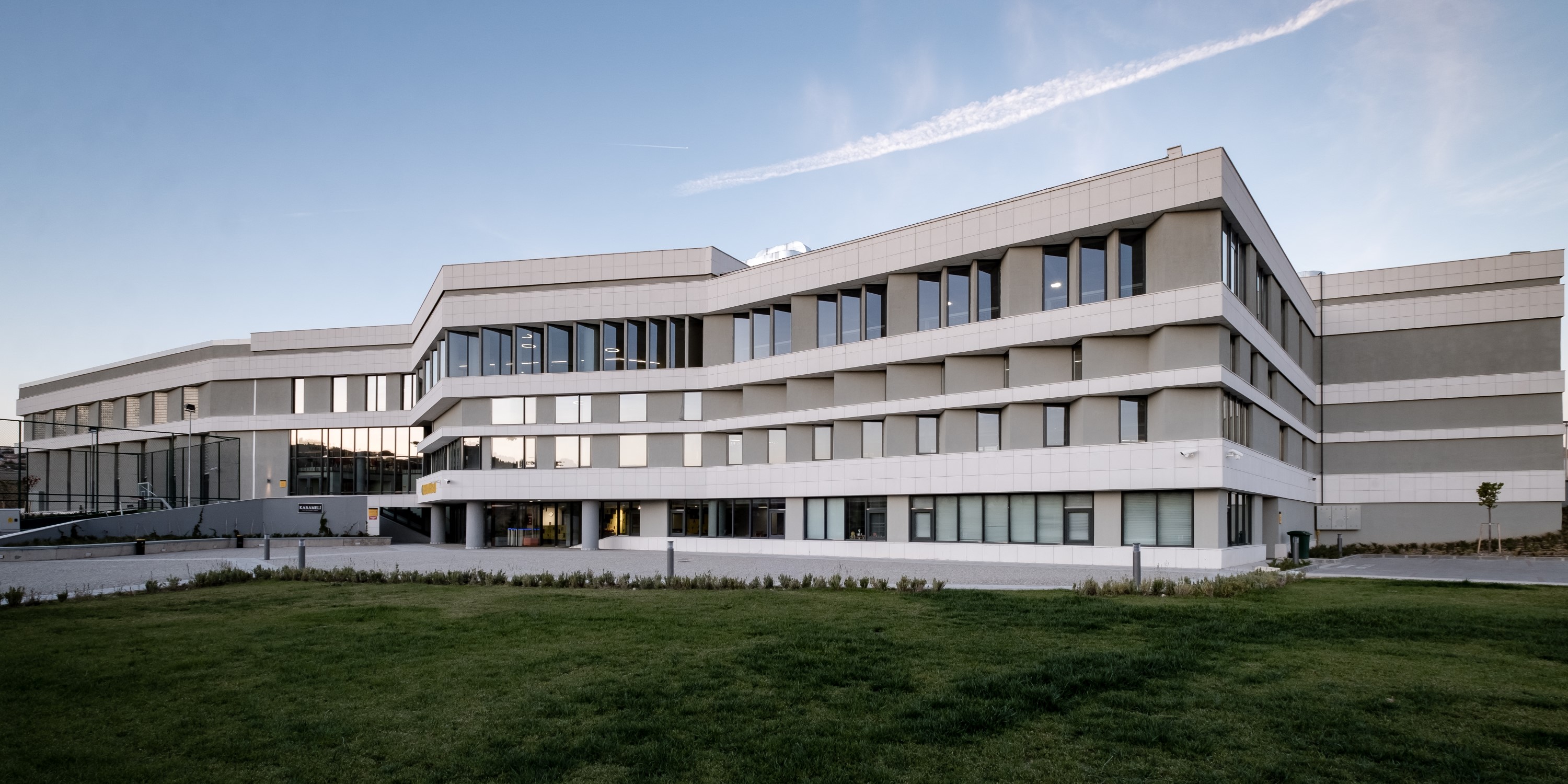 嵌于地形的活力中心——土耳其 Cankaya 大学体育中心-2