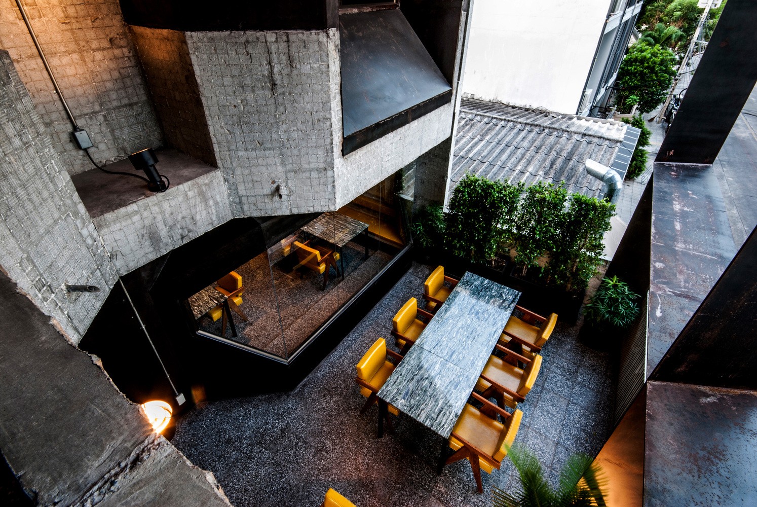 曼谷“过时”混凝土泰国餐厅,融入废弃背景的弹出式美食空间-25