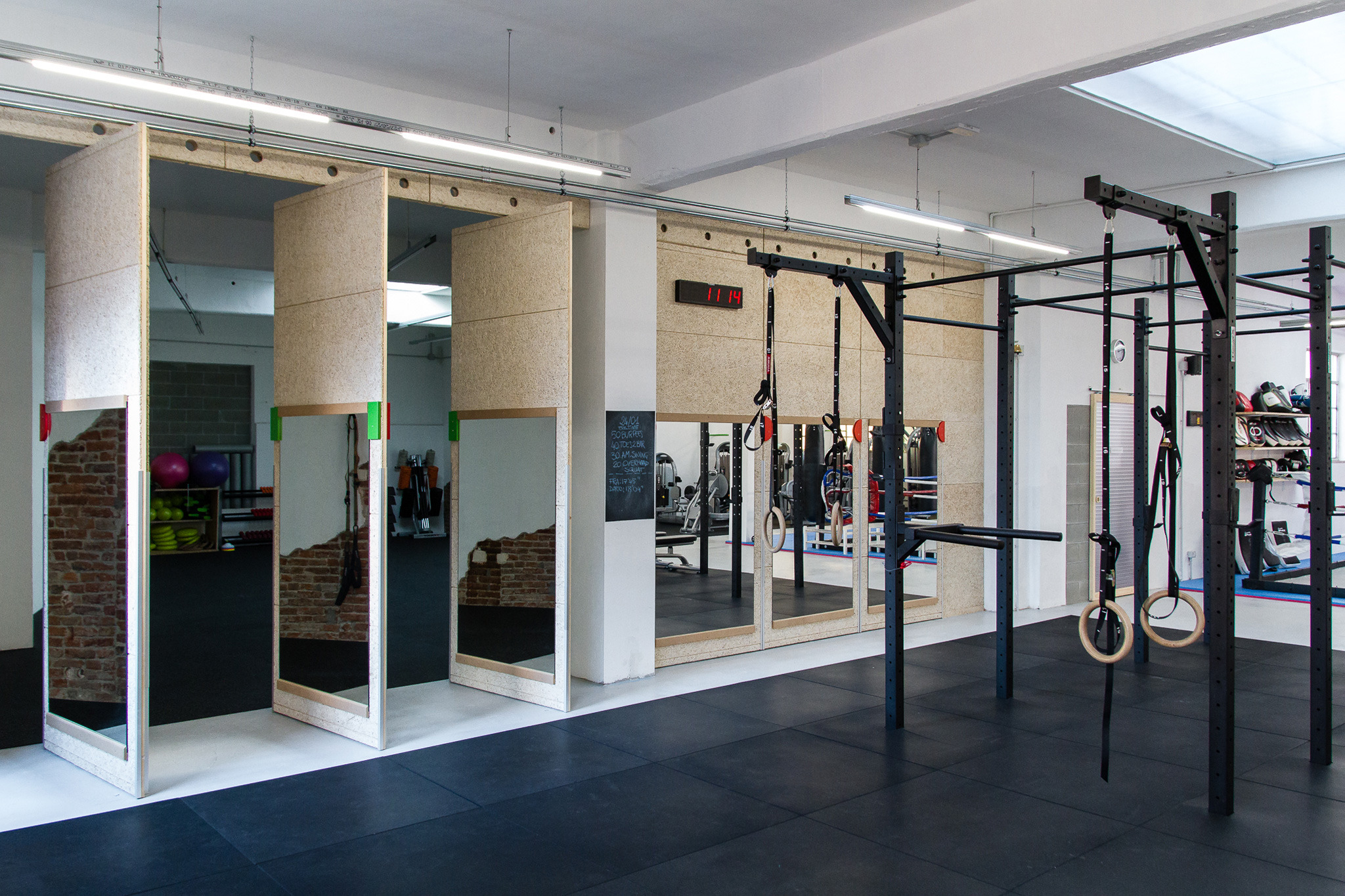 灵活多变的工业风健身空间-7