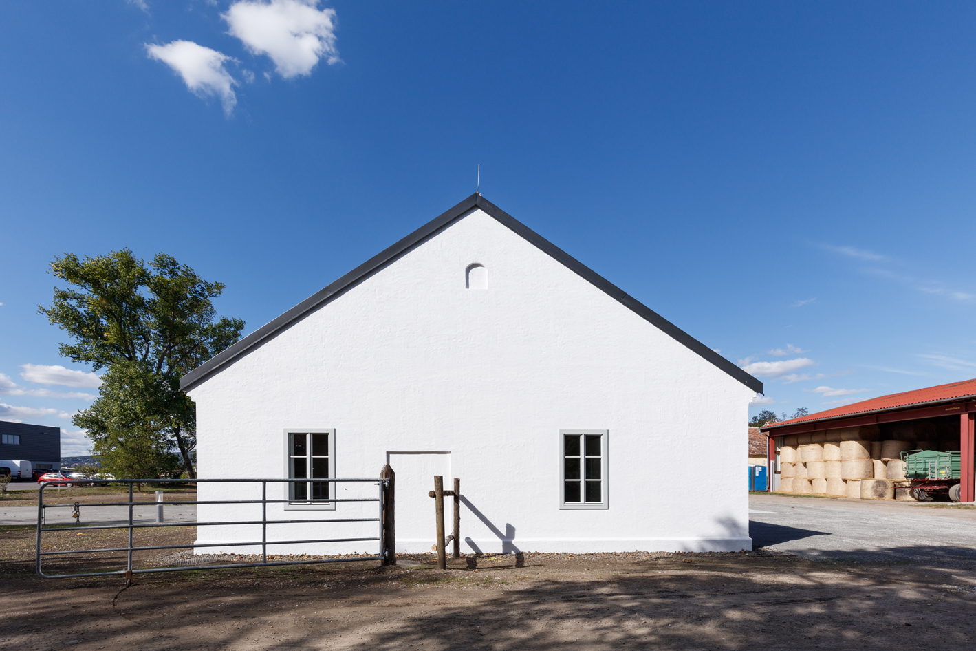 废弃奶牛场转型功能厅,历史与创新的完美结合-28