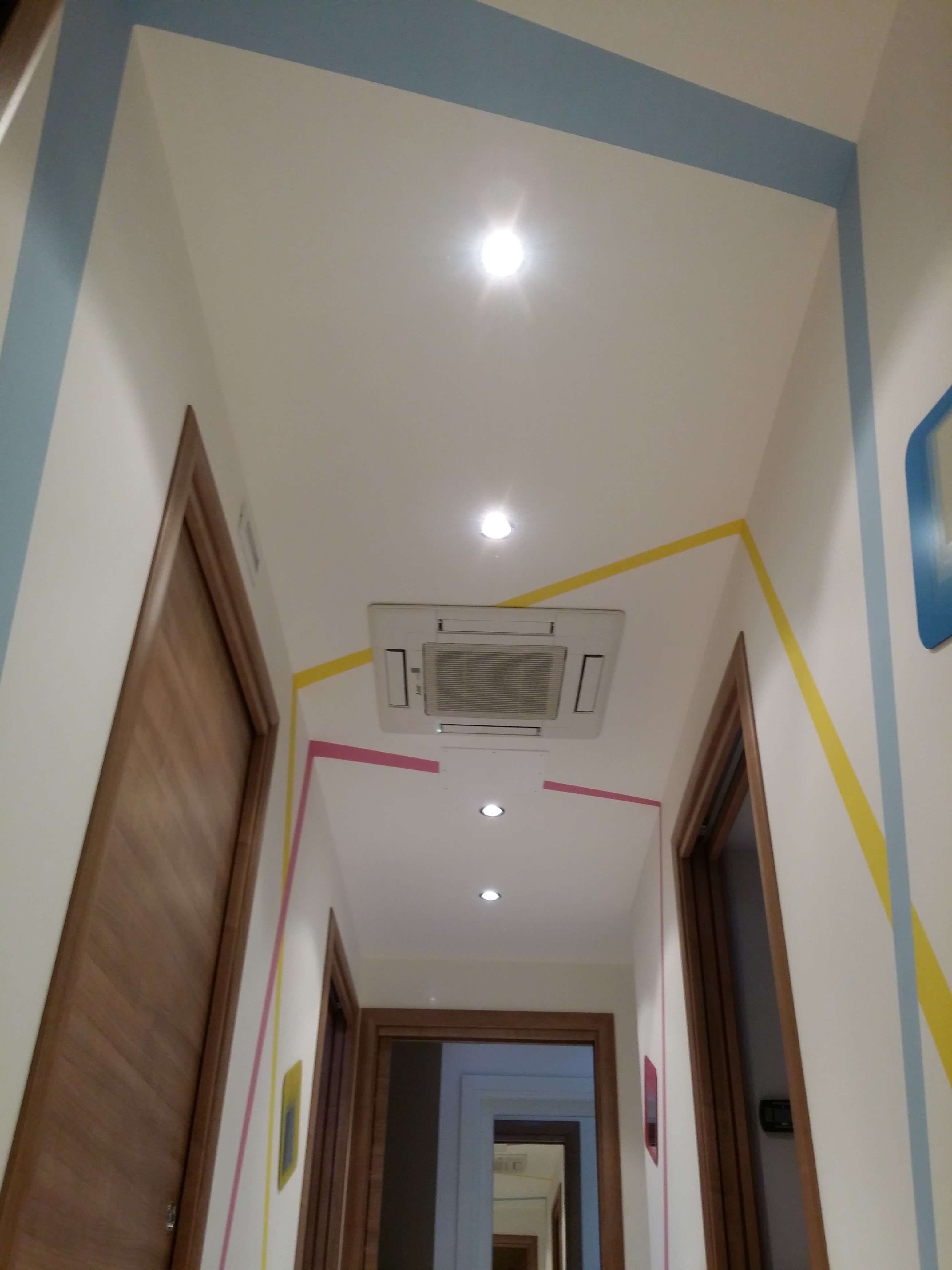 2014 年完工的个性化厨房玻璃面板装饰公寓室内设计案例-28