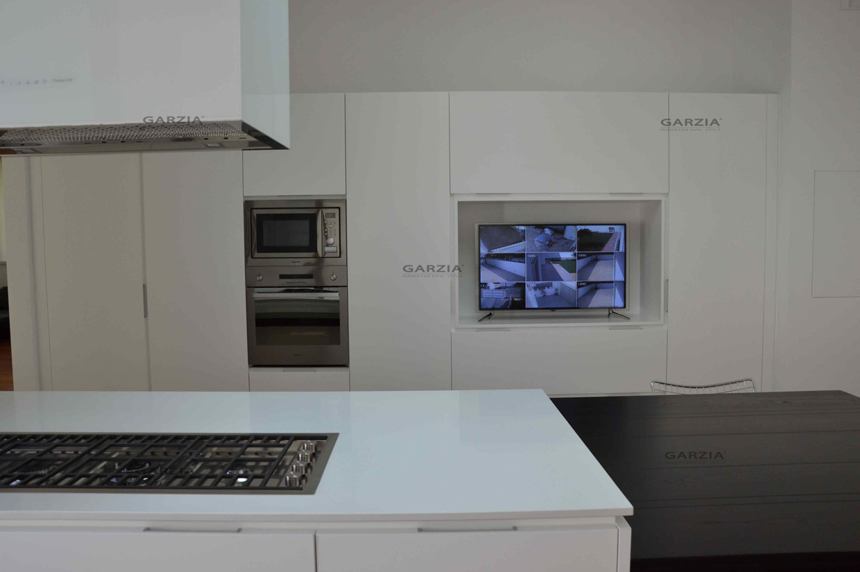 严苛现代厨房，木纹质感白橡木开放式厨房台面-3