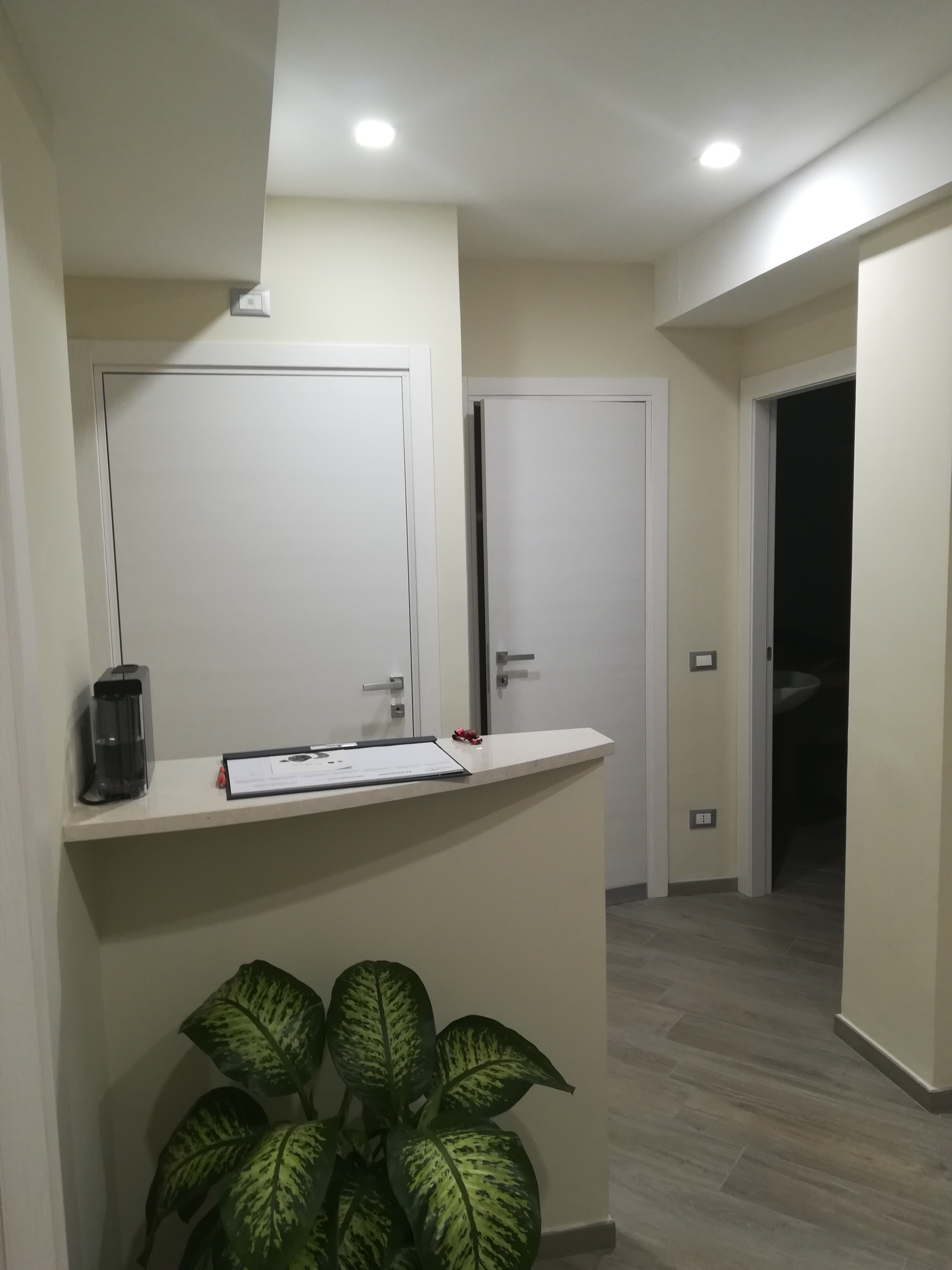 运动医学诊所 | 优雅的灰色与温暖的原木-2