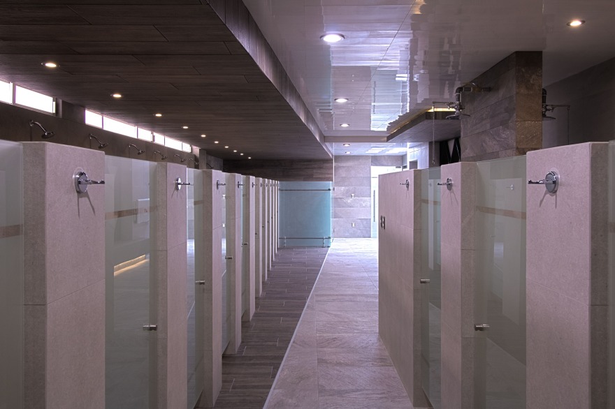 墨西哥乡村俱乐部拉斯·乌尔塔斯浴室和更衣室翻新-3