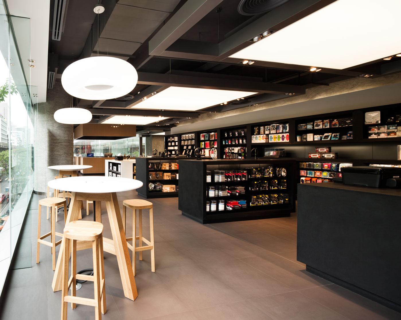 泰国 iStudio 旗舰店，玻璃桥上苹果产品展示-6