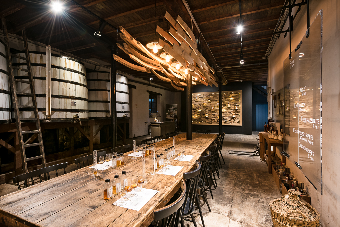 Bache Gabrielsen 酒瓶展示墙的室内设计魅力-2