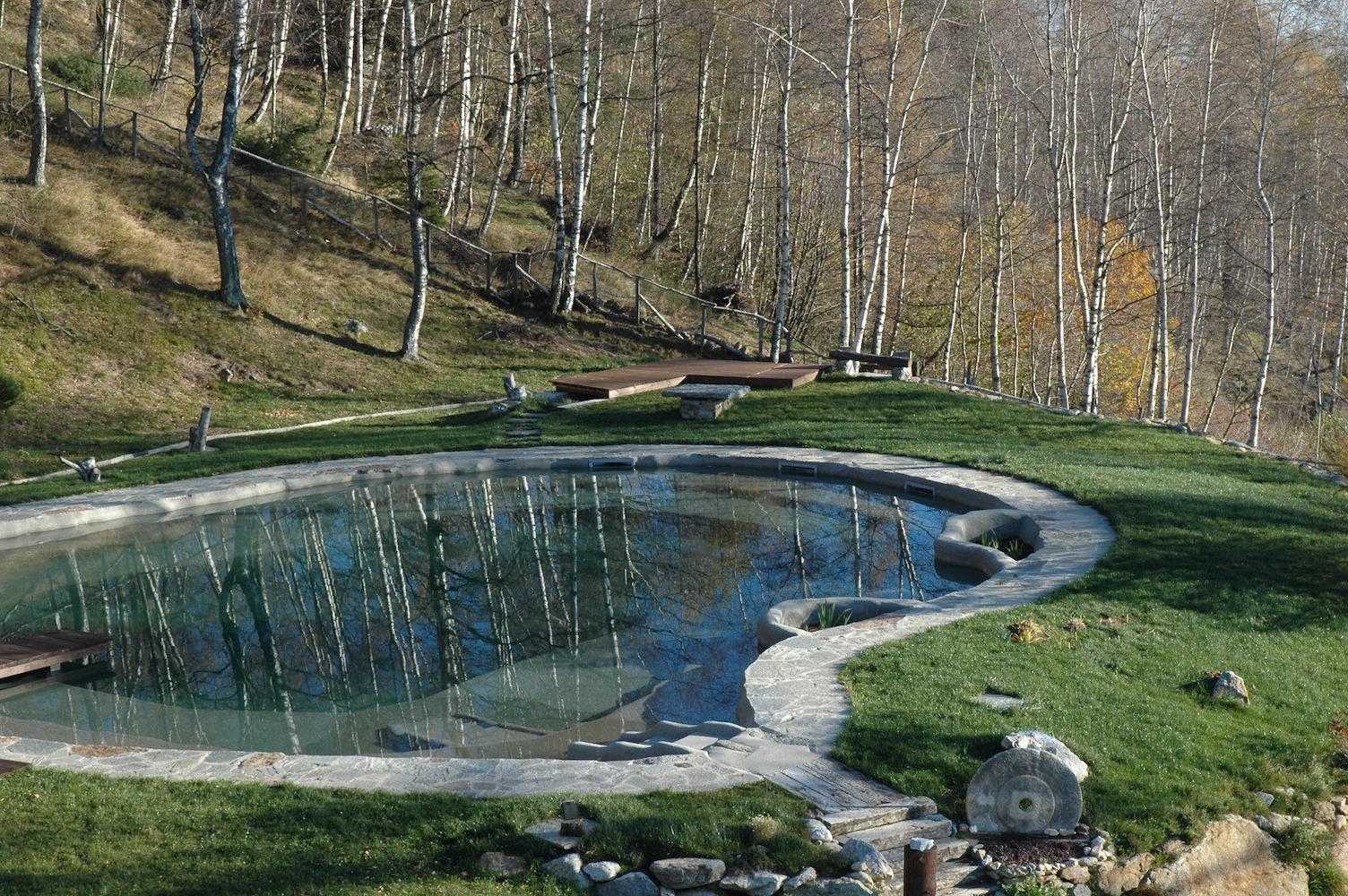 自然泳池边的生态住宅-5