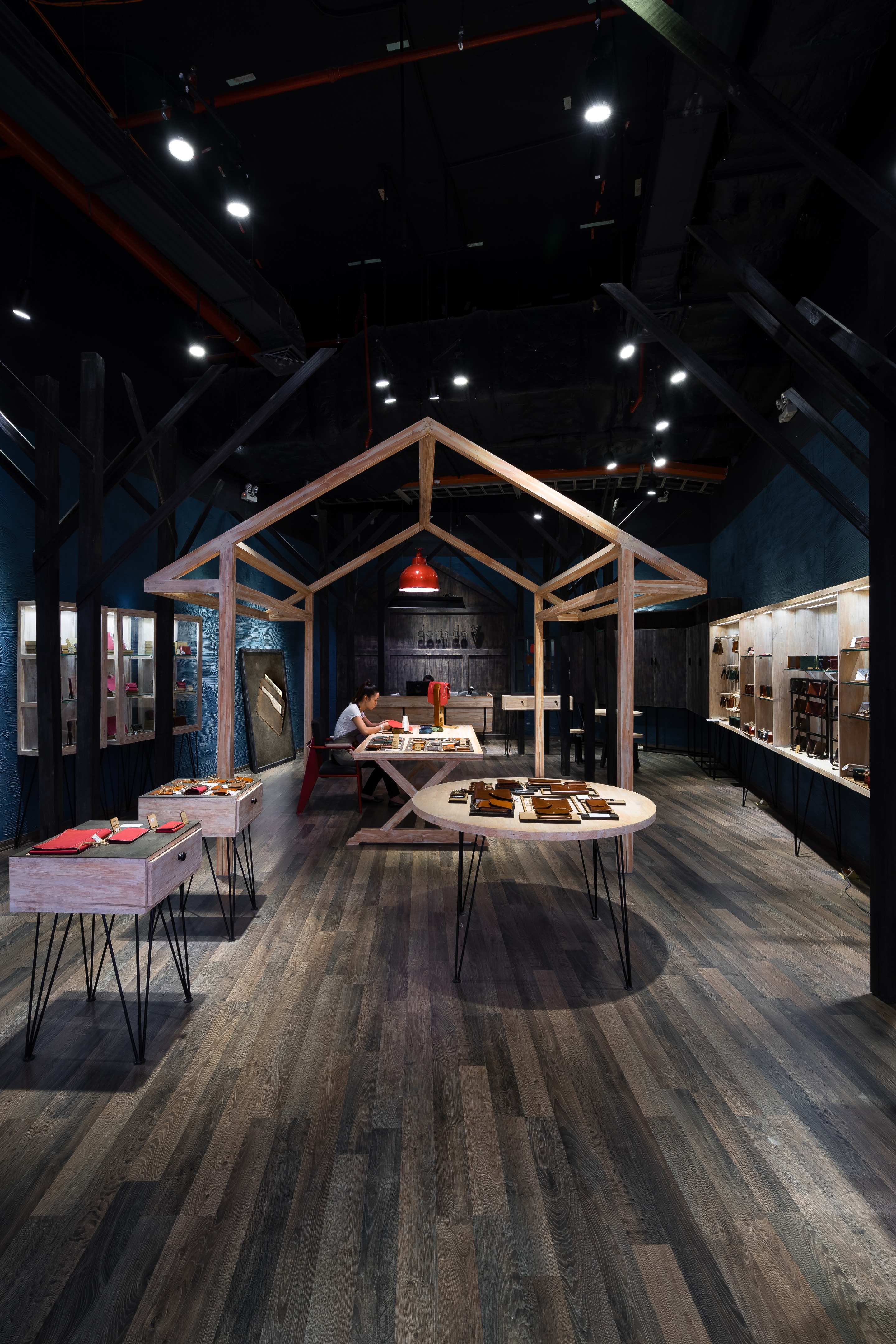 雾晨森林中的手工皮革店-14