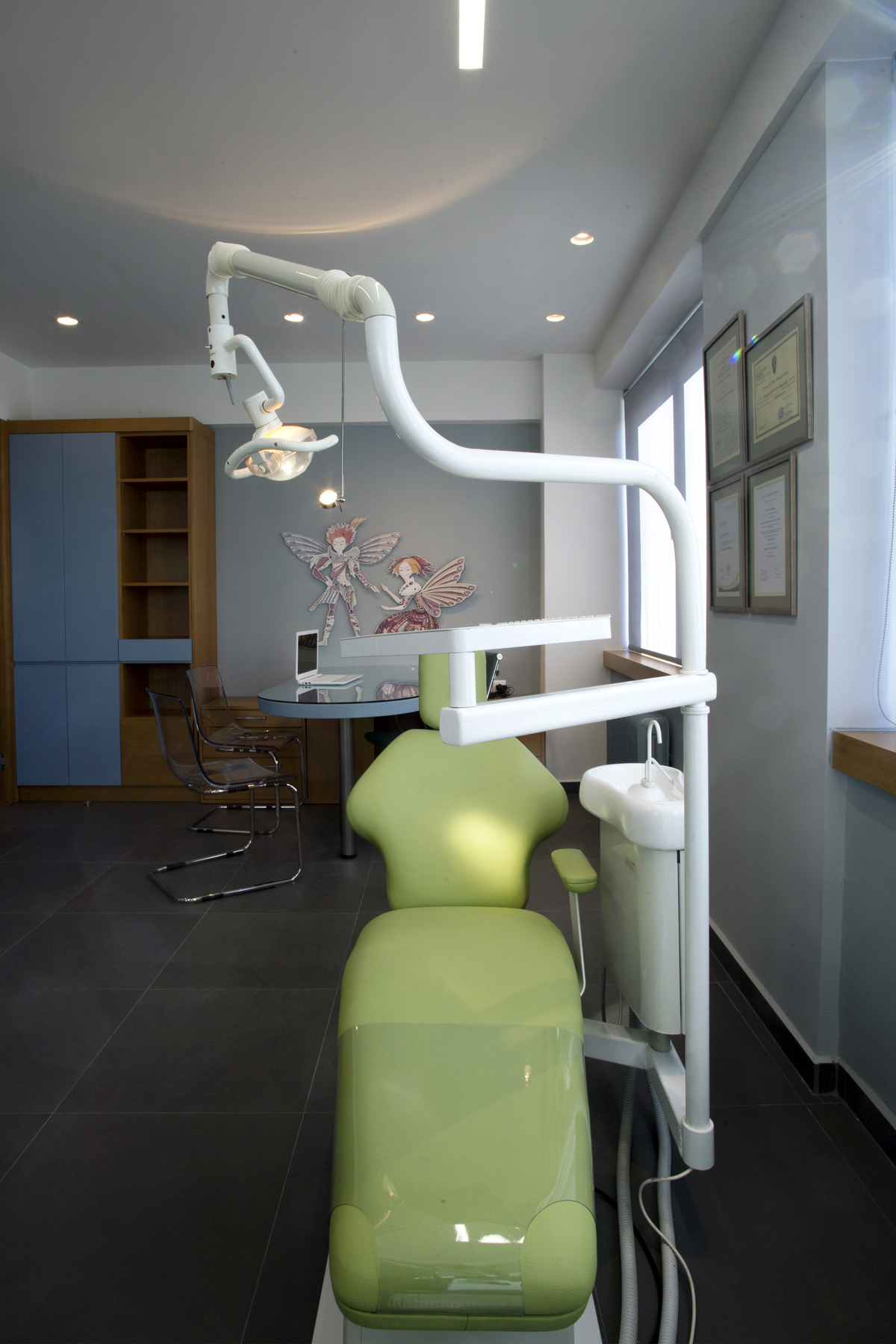 温馨透明的牙科诊所设计-8