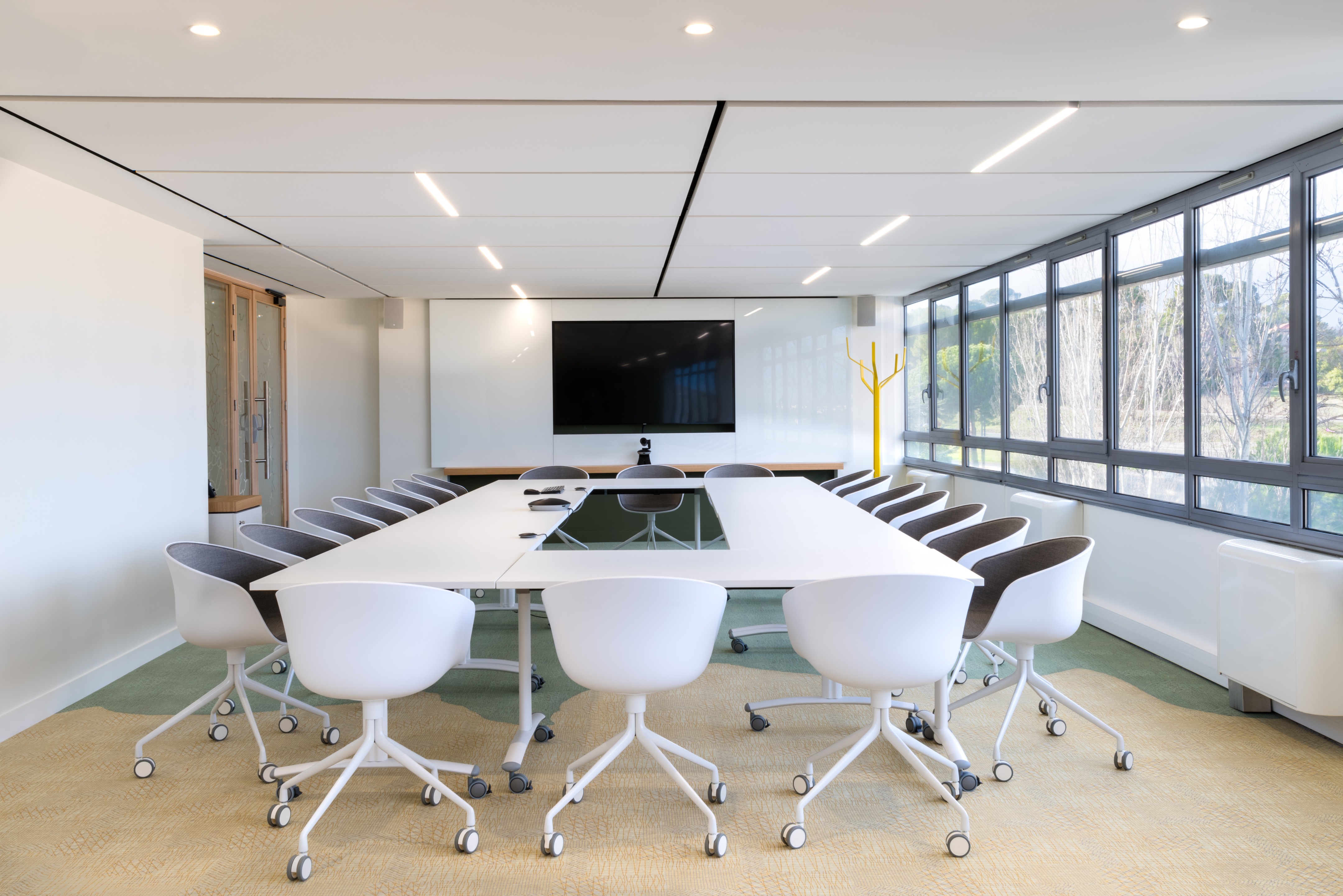 翻新 Caisse d'Epargne Languedoc Roussillon 办公室，展现现代办公空间魅力-17