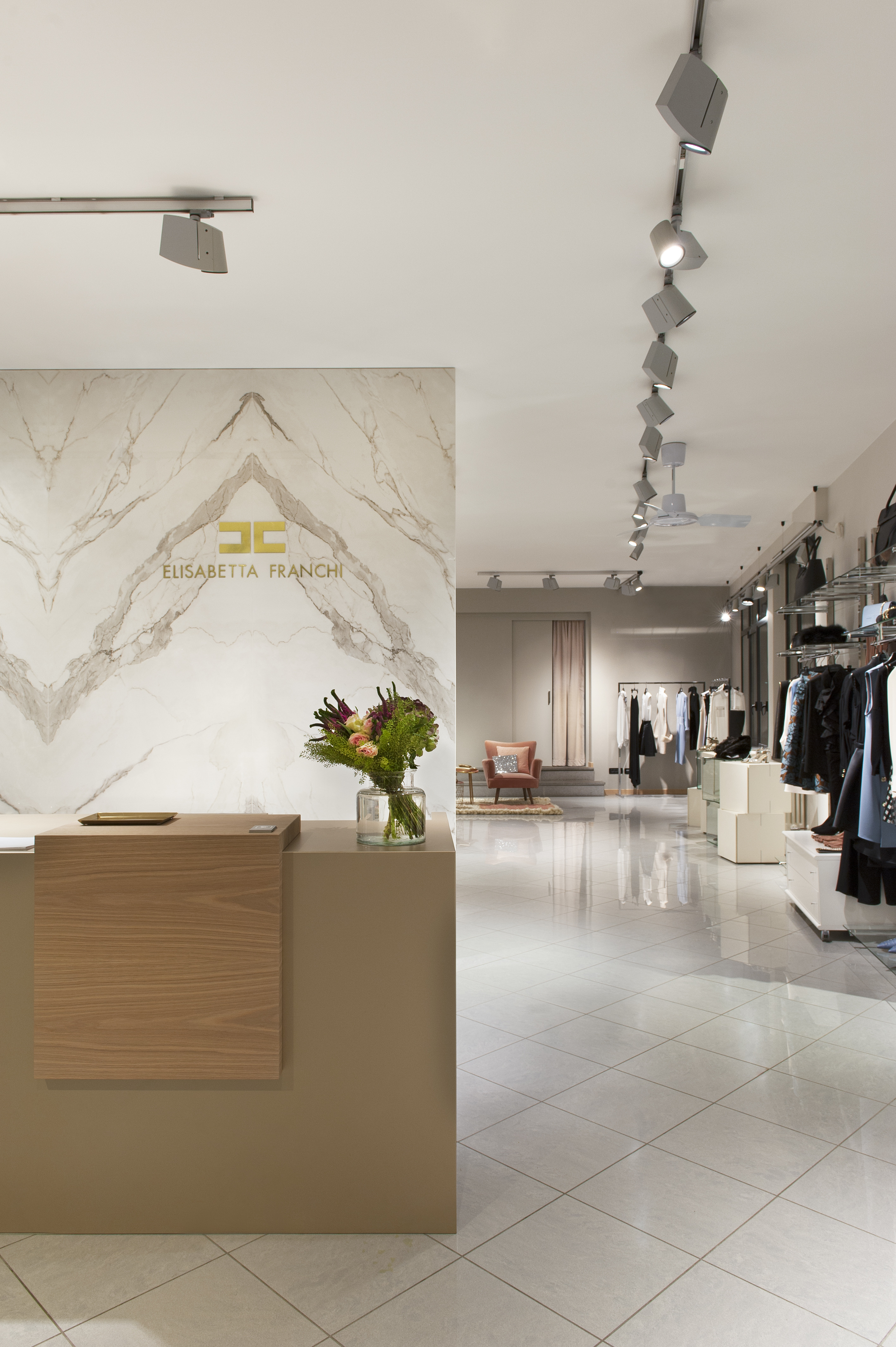 金色大理石与铜质元素打造的时尚概念店-5