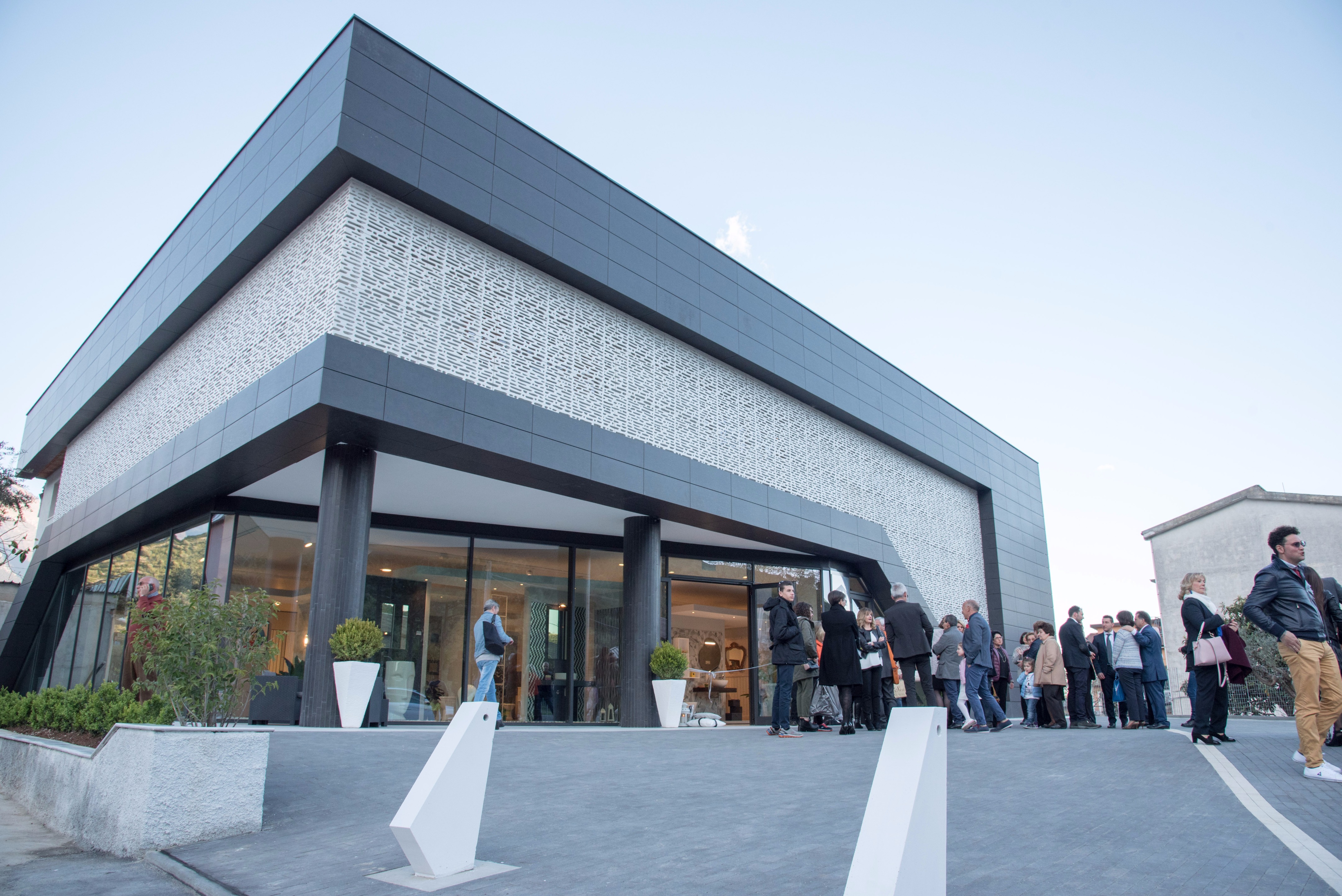 铝构玻璃水泥复合材料打造的意式展厅-0