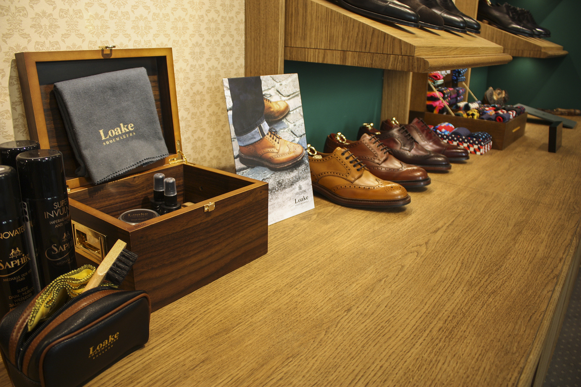 2015 年 Loake Shoemakers 定制店铺设计-16