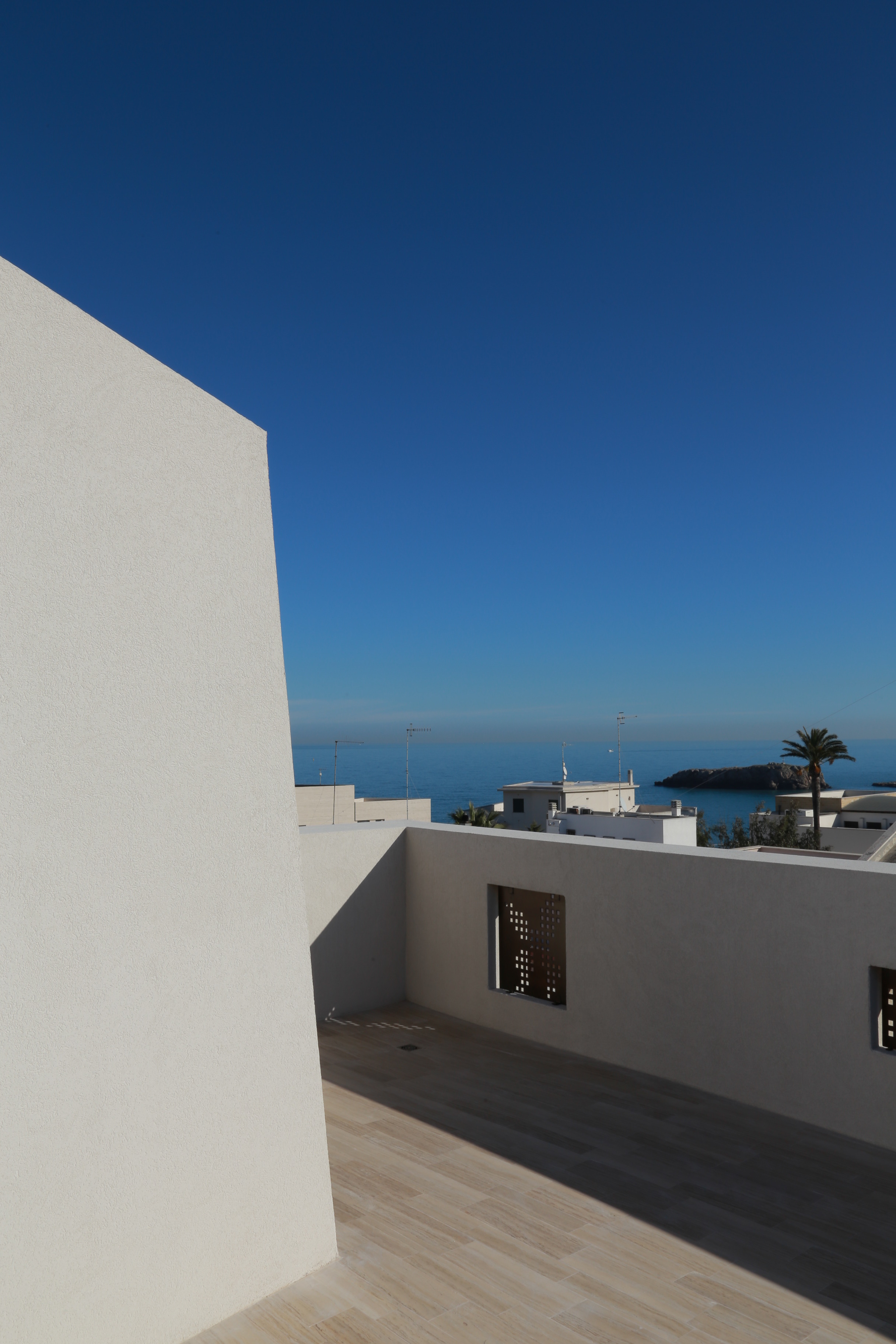 岩石中的三层住宅-24